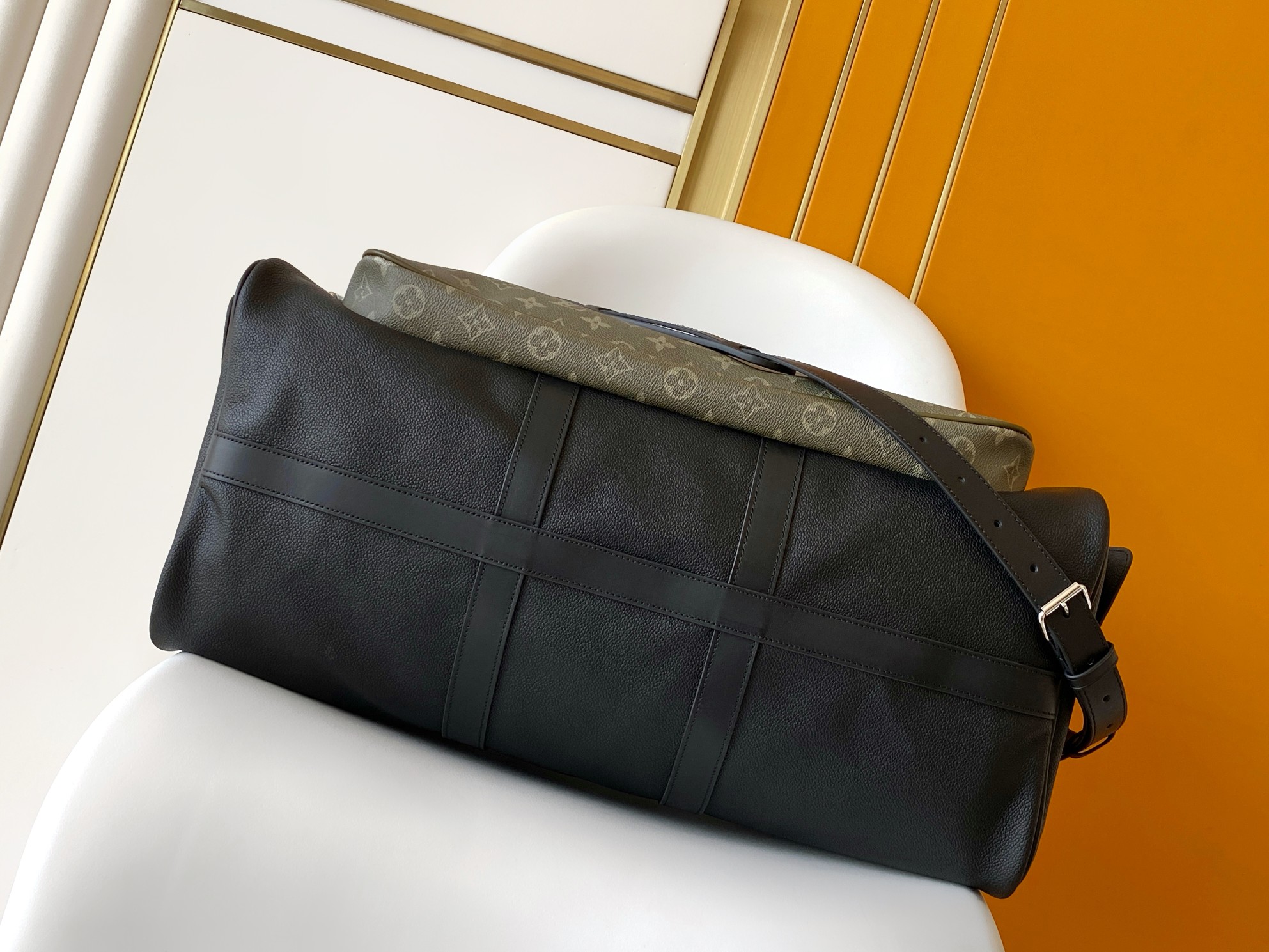 P1000 M12690黑色配绿 头层皮 163c01动态芯片本款 Keepall Bandoulière 50 旅行袋出自 LV Park 系列,为粒面皮革包身巧妙融入 Monogram 涂层帆布拉链侧袋。可拆卸 LV Lovers 绒面名牌印证品牌身份。
29 x 23 x 50 厘米
(高 x 宽 x 长度)
牛皮革和 Monogram 涂层帆布
牛皮革饰边
织物内衬
做旧金属件
随身上机行李尺寸
双拉链开合
可拆卸挂锁
可拆卸 LV Lovers 绒面名牌
拉链内袋
大号前拉链口袋
外按扣侧袋
肩带:可拆卸,可调节
包带半长:36.0 厘米
包带半长可调至:50.0 厘米
手柄:双手柄