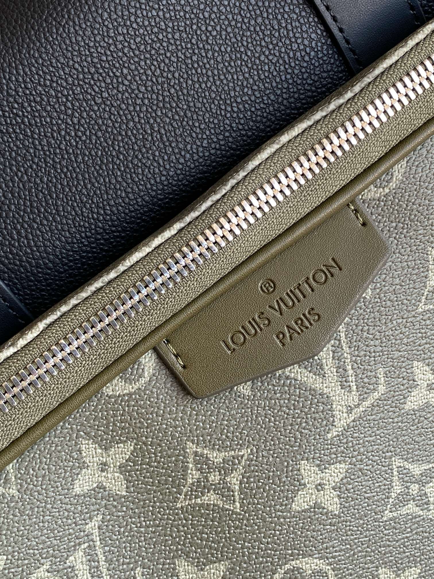 P1000 M12690黑色配绿 头层皮 163c01动态芯片本款 Keepall Bandoulière 50 旅行袋出自 LV Park 系列,为粒面皮革包身巧妙融入 Monogram 涂层帆布拉链侧袋。可拆卸 LV Lovers 绒面名牌印证品牌身份。
29 x 23 x 50 厘米
(高 x 宽 x 长度)
牛皮革和 Monogram 涂层帆布
牛皮革饰边
织物内衬
做旧金属件
随身上机行李尺寸
双拉链开合
可拆卸挂锁
可拆卸 LV Lovers 绒面名牌
拉链内袋
大号前拉链口袋
外按扣侧袋
肩带:可拆卸,可调节
包带半长:36.0 厘米
包带半长可调至:50.0 厘米
手柄:双手柄