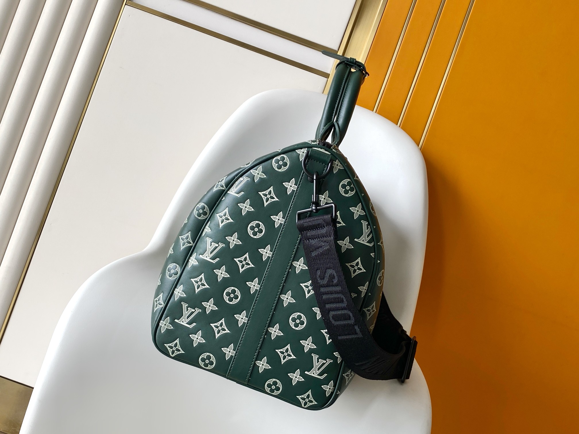 P700 M27179绿色头层皮 163c01动态芯片 本款 Keepall Bandouli&egrave;re 50 旅行袋为柔软 Monogram Shadow 牛皮革铺陈 Monogram 压纹与印花。随身上机构型内含拉链袋。可拆卸并调节的肩带与同色金属件完善整体。

29 x 23 x 50&nbsp;厘米
(高 x 宽 x 长度)

Monogram Shadow 牛皮革

牛皮革饰边

织物内衬

金属件

随身上机行李尺寸

双拉链开合

挂锁

拉链内袋

肩带：可拆卸，可调节

包带半长：36.0 厘米

包带半长可调至：50.0 厘米

手柄：双手柄