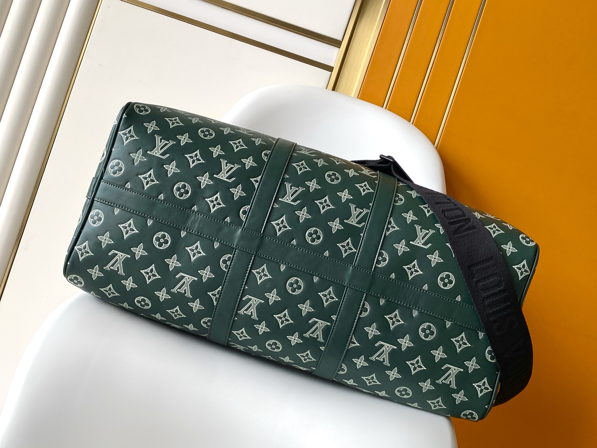 P700 M27179绿色头层皮 163c01动态芯片 本款 Keepall Bandouli&egrave;re 50 旅行袋为柔软 Monogram Shadow 牛皮革铺陈 Monogram 压纹与印花。随身上机构型内含拉链袋。可拆卸并调节的肩带与同色金属件完善整体。

29 x 23 x 50&nbsp;厘米
(高 x 宽 x 长度)

Monogram Shadow 牛皮革

牛皮革饰边

织物内衬

金属件

随身上机行李尺寸

双拉链开合

挂锁

拉链内袋

肩带：可拆卸，可调节

包带半长：36.0 厘米

包带半长可调至：50.0 厘米

手柄：双手柄