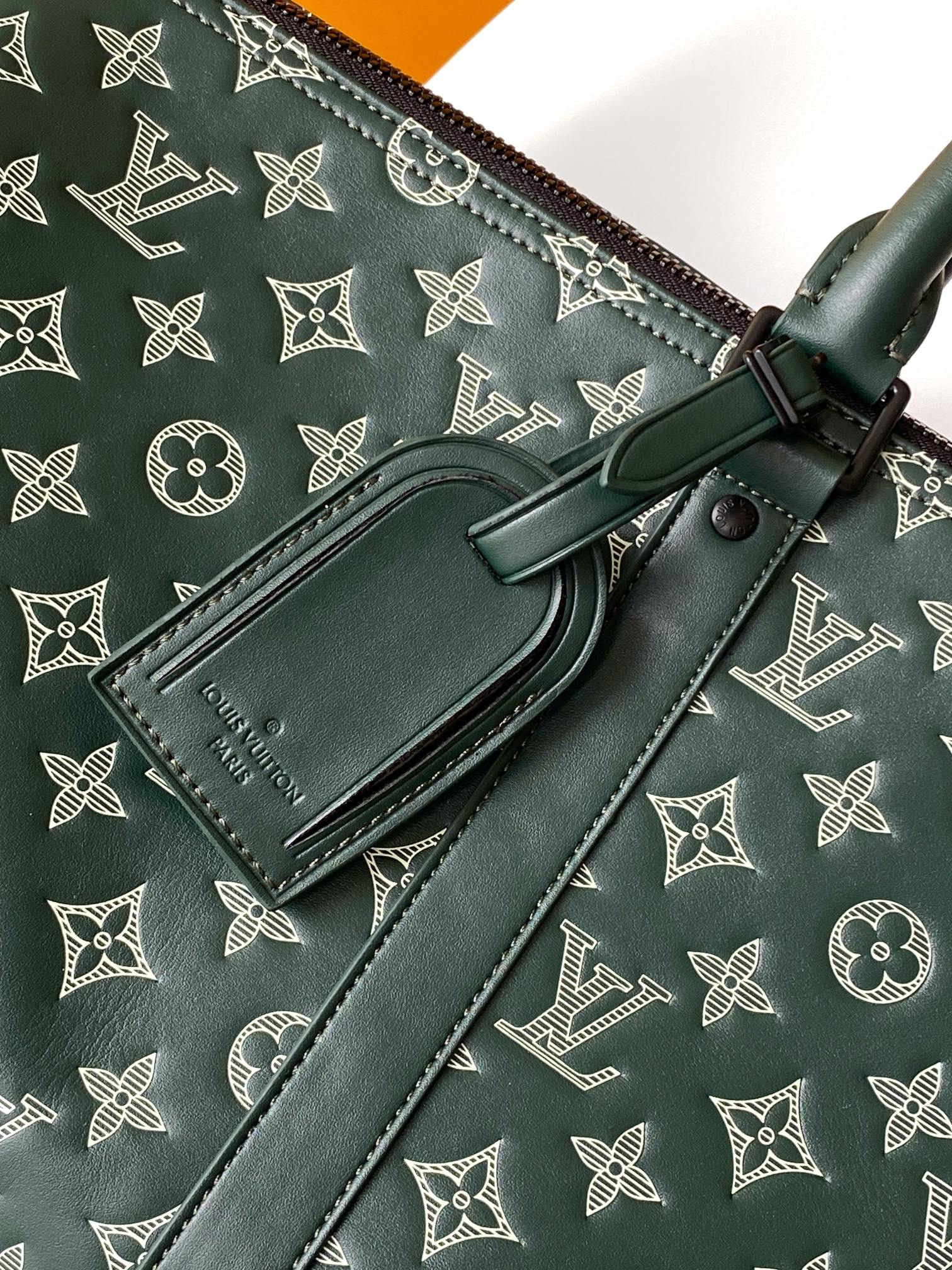 P700 M27179绿色头层皮 163c01动态芯片 本款 Keepall Bandouli&egrave;re 50 旅行袋为柔软 Monogram Shadow 牛皮革铺陈 Monogram 压纹与印花。随身上机构型内含拉链袋。可拆卸并调节的肩带与同色金属件完善整体。

29 x 23 x 50&nbsp;厘米
(高 x 宽 x 长度)

Monogram Shadow 牛皮革

牛皮革饰边

织物内衬

金属件

随身上机行李尺寸

双拉链开合

挂锁

拉链内袋

肩带：可拆卸，可调节

包带半长：36.0 厘米

包带半长可调至：50.0 厘米

手柄：双手柄