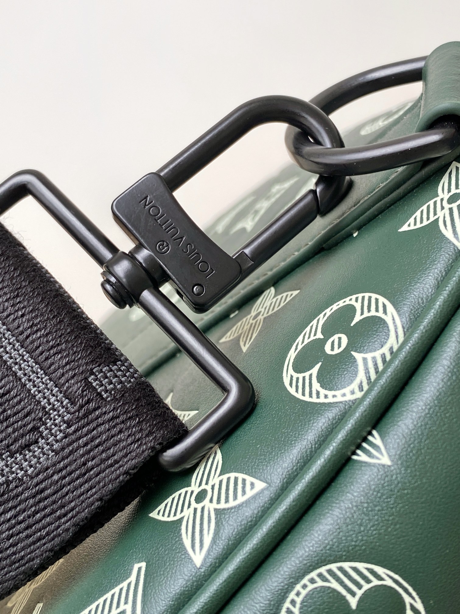 P700 M27179绿色头层皮 163c01动态芯片 本款 Keepall Bandouli&egrave;re 50 旅行袋为柔软 Monogram Shadow 牛皮革铺陈 Monogram 压纹与印花。随身上机构型内含拉链袋。可拆卸并调节的肩带与同色金属件完善整体。

29 x 23 x 50&nbsp;厘米
(高 x 宽 x 长度)

Monogram Shadow 牛皮革

牛皮革饰边

织物内衬

金属件

随身上机行李尺寸

双拉链开合

挂锁

拉链内袋

肩带：可拆卸，可调节

包带半长：36.0 厘米

包带半长可调至：50.0 厘米

手柄：双手柄