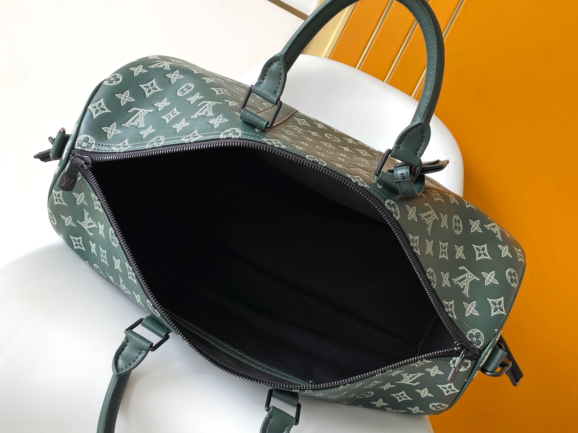 P700 M27179绿色头层皮 163c01动态芯片 本款 Keepall Bandouli&egrave;re 50 旅行袋为柔软 Monogram Shadow 牛皮革铺陈 Monogram 压纹与印花。随身上机构型内含拉链袋。可拆卸并调节的肩带与同色金属件完善整体。

29 x 23 x 50&nbsp;厘米
(高 x 宽 x 长度)

Monogram Shadow 牛皮革

牛皮革饰边

织物内衬

金属件

随身上机行李尺寸

双拉链开合

挂锁

拉链内袋

肩带：可拆卸，可调节

包带半长：36.0 厘米

包带半长可调至：50.0 厘米

手柄：双手柄