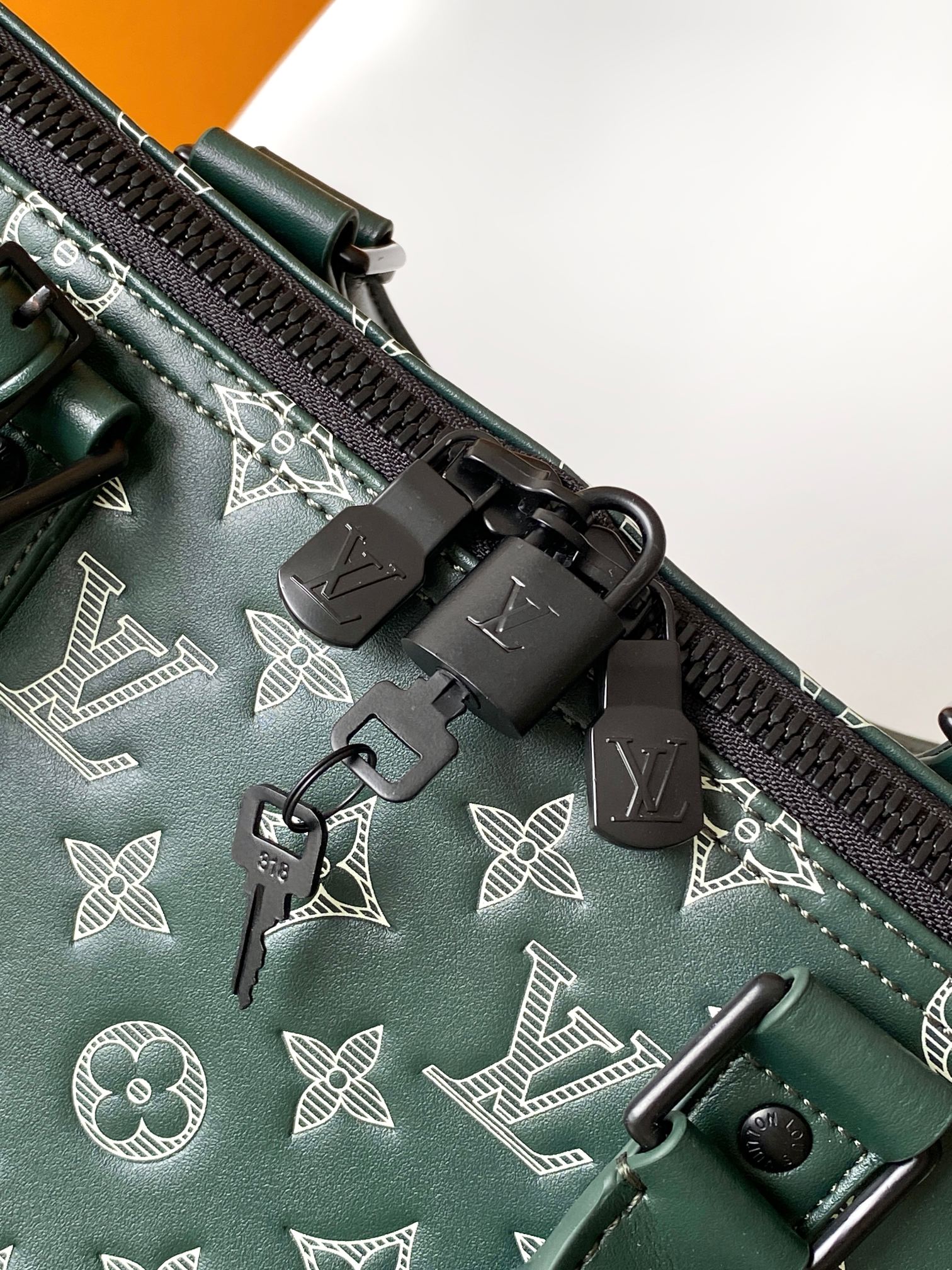 P700 M27179绿色头层皮 163c01动态芯片 本款 Keepall Bandouli&egrave;re 50 旅行袋为柔软 Monogram Shadow 牛皮革铺陈 Monogram 压纹与印花。随身上机构型内含拉链袋。可拆卸并调节的肩带与同色金属件完善整体。

29 x 23 x 50&nbsp;厘米
(高 x 宽 x 长度)

Monogram Shadow 牛皮革

牛皮革饰边

织物内衬

金属件

随身上机行李尺寸

双拉链开合

挂锁

拉链内袋

肩带：可拆卸，可调节

包带半长：36.0 厘米

包带半长可调至：50.0 厘米

手柄：双手柄