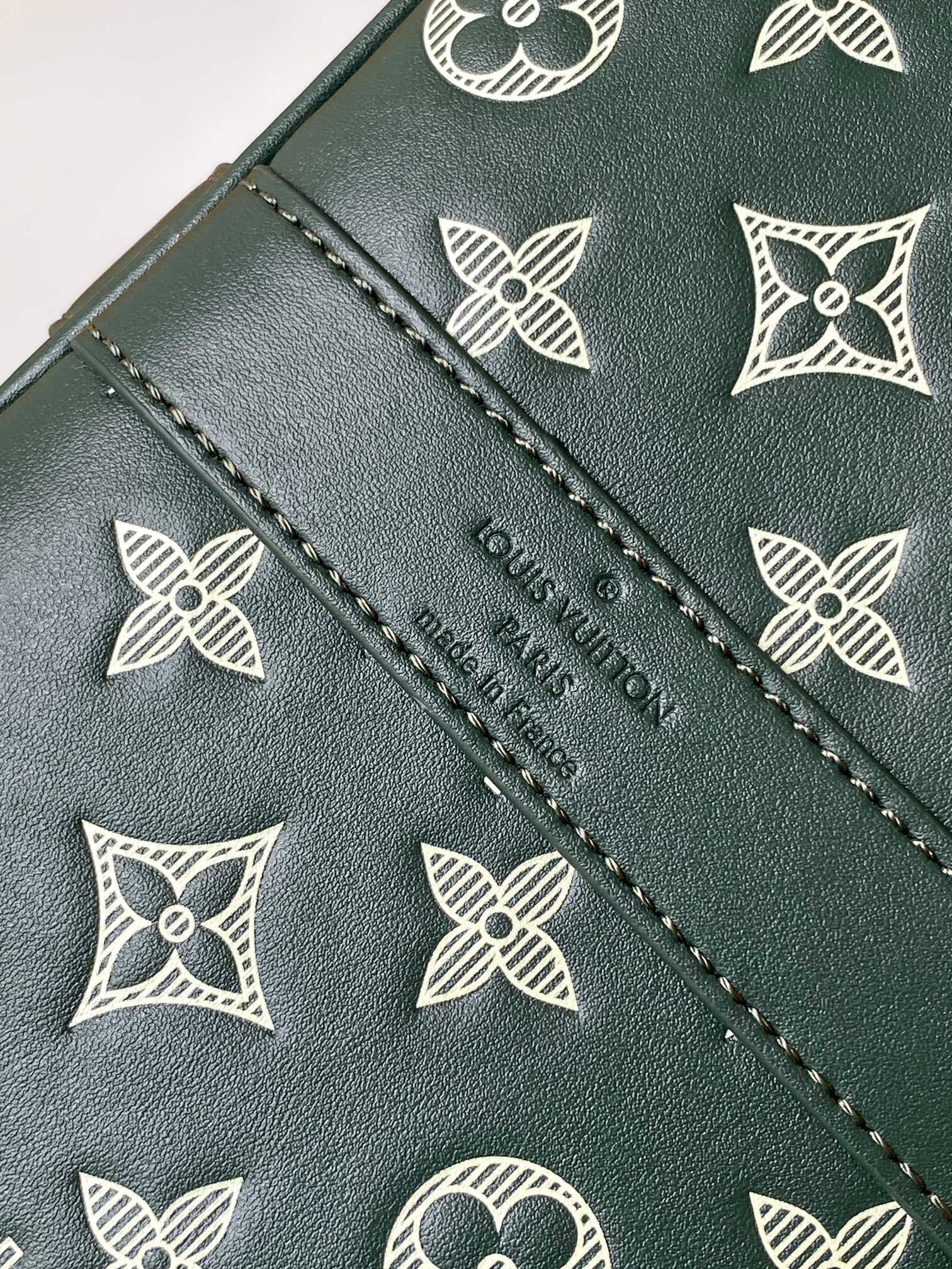 P700 M27179绿色头层皮 163c01动态芯片 本款 Keepall Bandouli&egrave;re 50 旅行袋为柔软 Monogram Shadow 牛皮革铺陈 Monogram 压纹与印花。随身上机构型内含拉链袋。可拆卸并调节的肩带与同色金属件完善整体。

29 x 23 x 50&nbsp;厘米
(高 x 宽 x 长度)

Monogram Shadow 牛皮革

牛皮革饰边

织物内衬

金属件

随身上机行李尺寸

双拉链开合

挂锁

拉链内袋

肩带：可拆卸，可调节

包带半长：36.0 厘米

包带半长可调至：50.0 厘米

手柄：双手柄