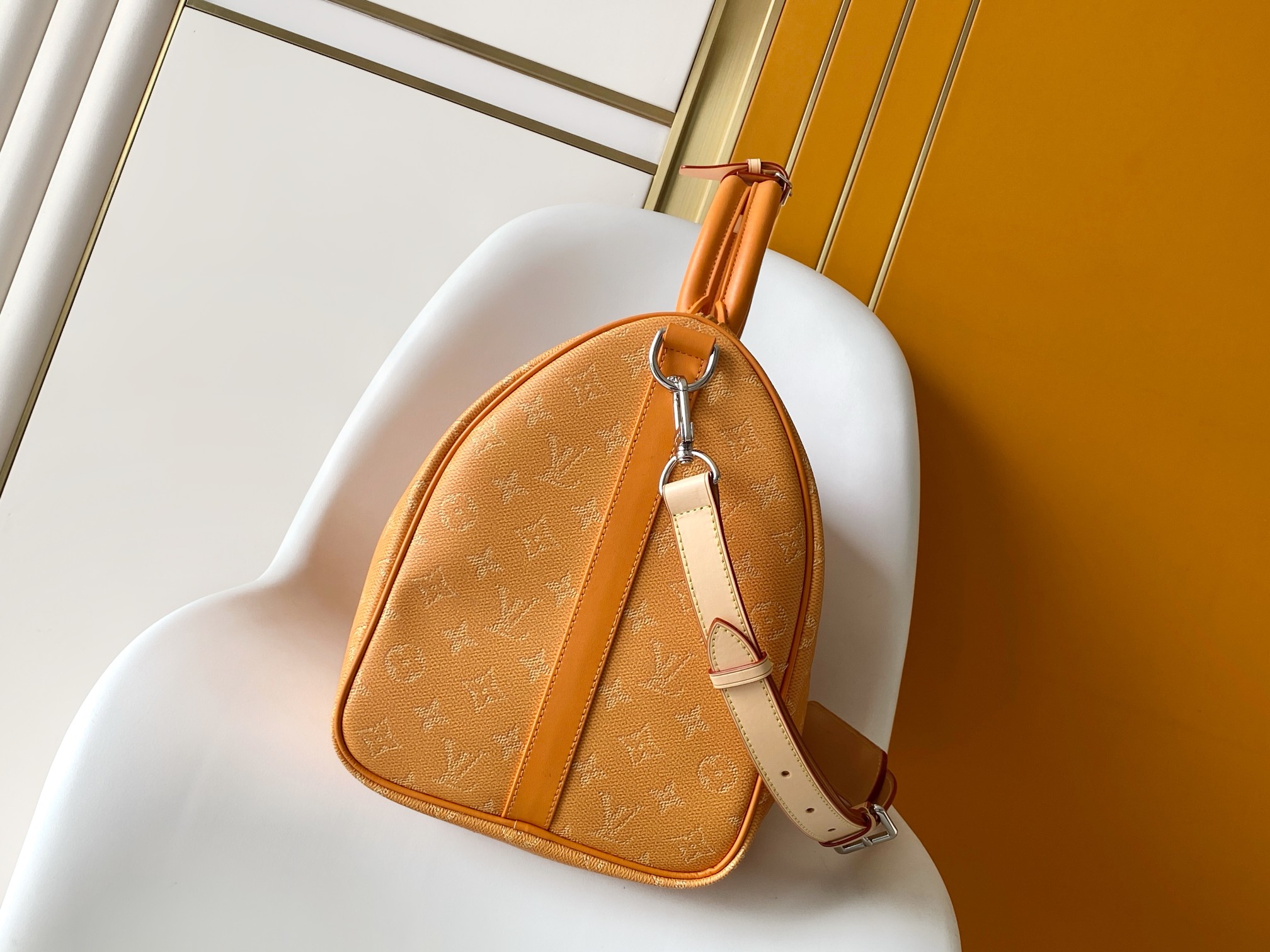 P650 M26868玫红 M26867黄色 163c01动态芯片本款 Keepall Bandouli&egrave;re 45 旅行袋取材醒目 Monogram Heritage 涂层帆布，与皮革裁成的可拆卸肩带及名牌构筑鲜明反差。搭配牛皮革饰边和棉质内衬。Marque L.Vuitton D&eacute;pos&eacute;e 标识初现于 Damier 帆布，为此经典手袋绘上点睛之笔。

27 x 20 x 45&nbsp;厘米
(高 x 宽 x 长度)

Monogram Heritage 涂层帆布

牛皮革饰边

织物内衬

金属件

随身上机行李尺寸

双拉链开合

挂锁

可拆卸名牌

拉链内袋

手柄：双手柄

