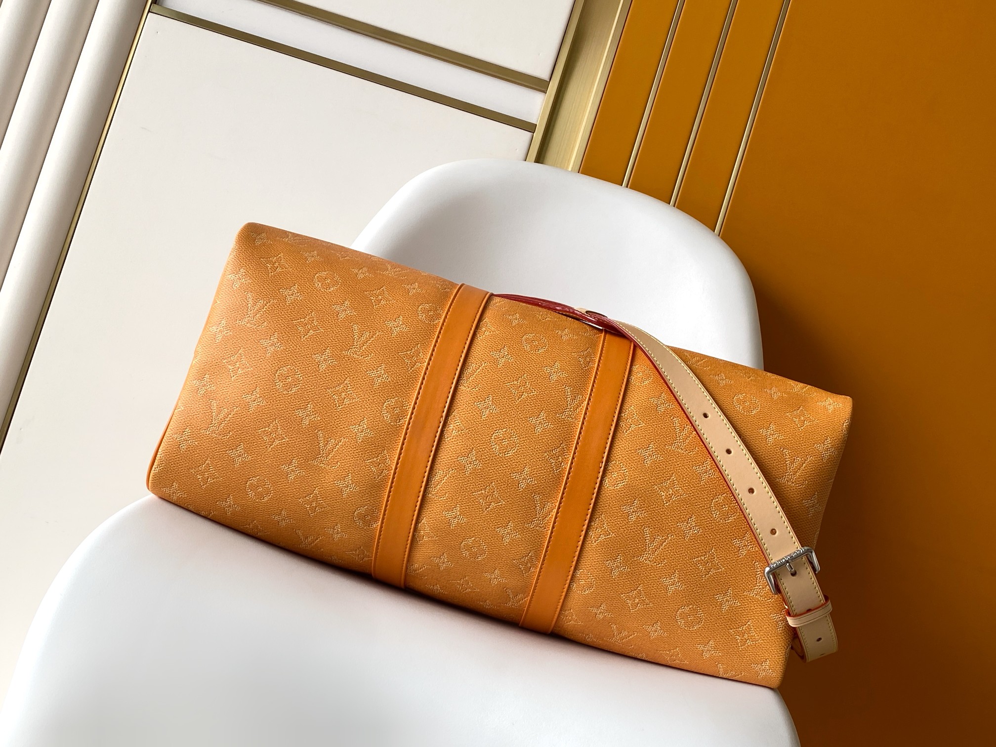 P650 M26868玫红 M26867黄色 163c01动态芯片本款 Keepall Bandouli&egrave;re 45 旅行袋取材醒目 Monogram Heritage 涂层帆布，与皮革裁成的可拆卸肩带及名牌构筑鲜明反差。搭配牛皮革饰边和棉质内衬。Marque L.Vuitton D&eacute;pos&eacute;e 标识初现于 Damier 帆布，为此经典手袋绘上点睛之笔。

27 x 20 x 45&nbsp;厘米
(高 x 宽 x 长度)

Monogram Heritage 涂层帆布

牛皮革饰边

织物内衬

金属件

随身上机行李尺寸

双拉链开合

挂锁

可拆卸名牌

拉链内袋

手柄：双手柄

