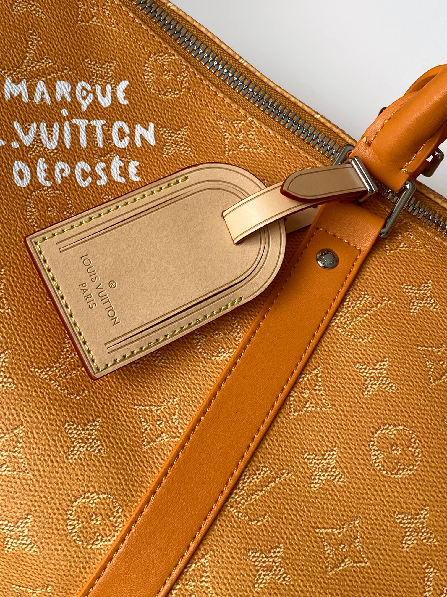 P650 M26868玫红 M26867黄色 163c01动态芯片本款 Keepall Bandouli&egrave;re 45 旅行袋取材醒目 Monogram Heritage 涂层帆布，与皮革裁成的可拆卸肩带及名牌构筑鲜明反差。搭配牛皮革饰边和棉质内衬。Marque L.Vuitton D&eacute;pos&eacute;e 标识初现于 Damier 帆布，为此经典手袋绘上点睛之笔。

27 x 20 x 45&nbsp;厘米
(高 x 宽 x 长度)

Monogram Heritage 涂层帆布

牛皮革饰边

织物内衬

金属件

随身上机行李尺寸

双拉链开合

挂锁

可拆卸名牌

拉链内袋

手柄：双手柄

