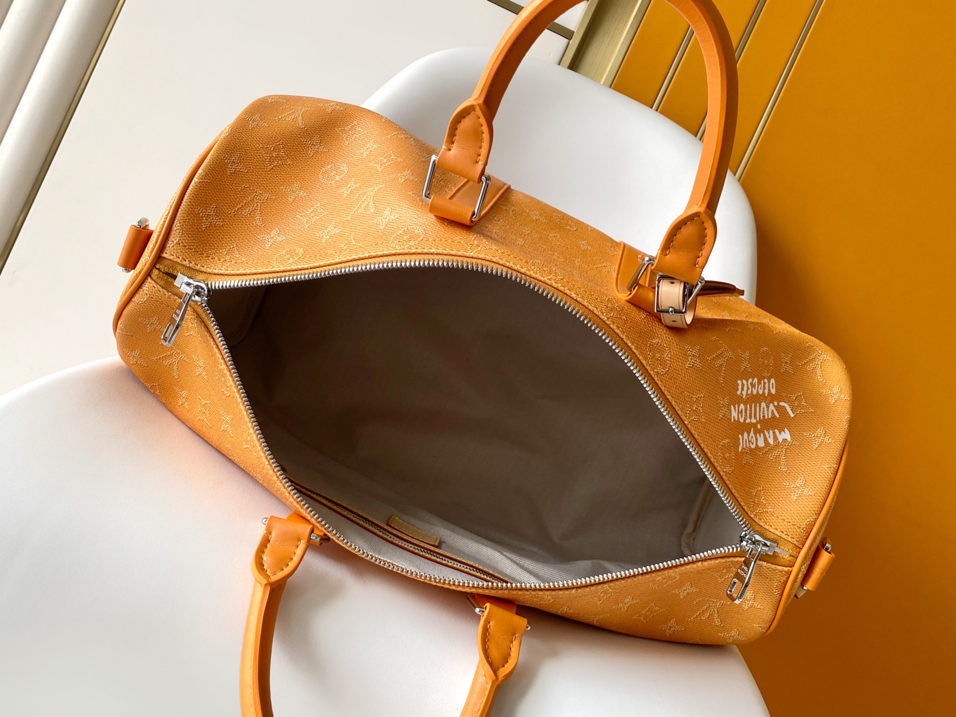 P650 M26868玫红 M26867黄色 163c01动态芯片本款 Keepall Bandouli&egrave;re 45 旅行袋取材醒目 Monogram Heritage 涂层帆布，与皮革裁成的可拆卸肩带及名牌构筑鲜明反差。搭配牛皮革饰边和棉质内衬。Marque L.Vuitton D&eacute;pos&eacute;e 标识初现于 Damier 帆布，为此经典手袋绘上点睛之笔。

27 x 20 x 45&nbsp;厘米
(高 x 宽 x 长度)

Monogram Heritage 涂层帆布

牛皮革饰边

织物内衬

金属件

随身上机行李尺寸

双拉链开合

挂锁

可拆卸名牌

拉链内袋

手柄：双手柄

