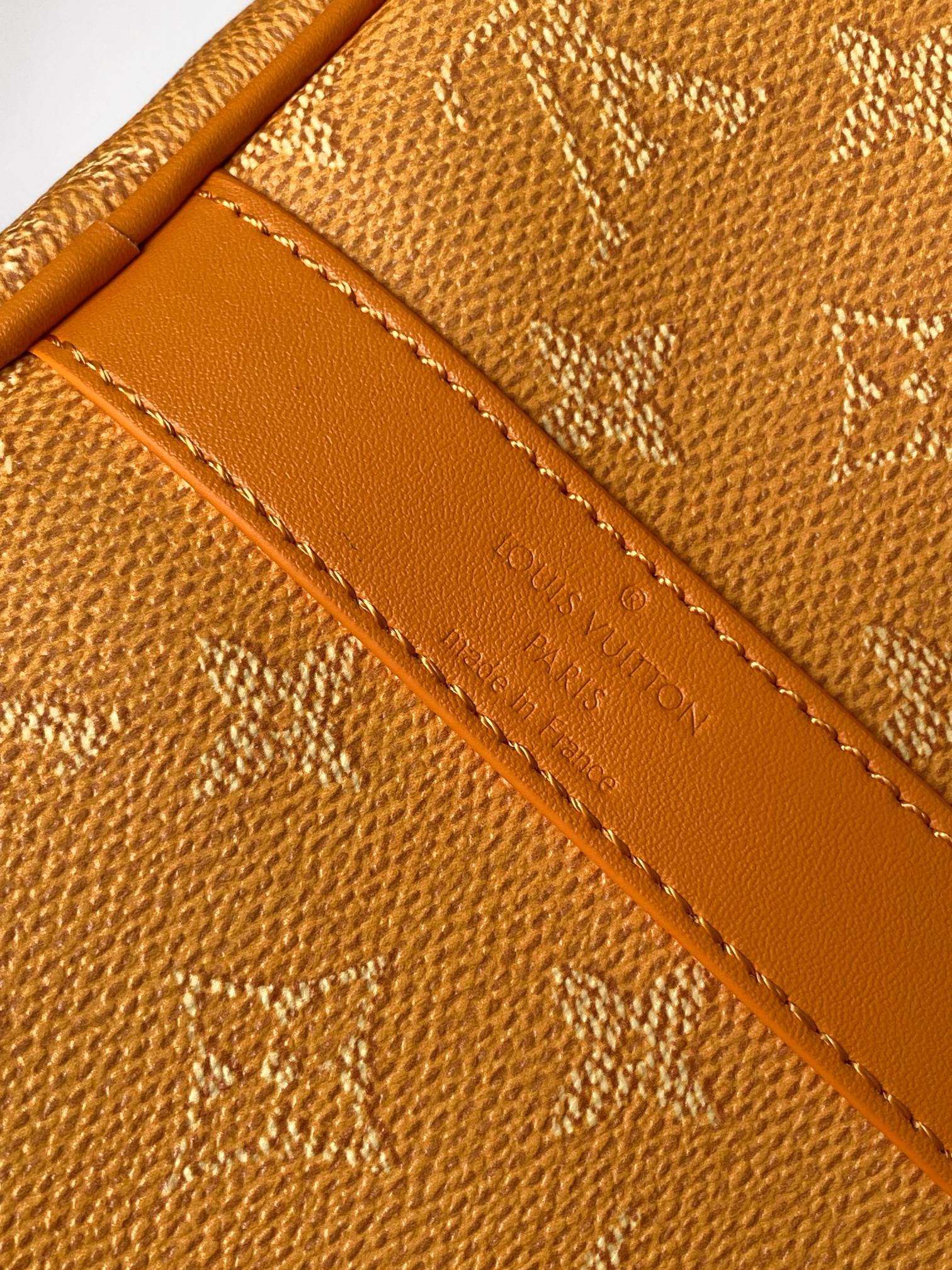 P650 M26868玫红 M26867黄色 163c01动态芯片本款 Keepall Bandouli&egrave;re 45 旅行袋取材醒目 Monogram Heritage 涂层帆布，与皮革裁成的可拆卸肩带及名牌构筑鲜明反差。搭配牛皮革饰边和棉质内衬。Marque L.Vuitton D&eacute;pos&eacute;e 标识初现于 Damier 帆布，为此经典手袋绘上点睛之笔。

27 x 20 x 45&nbsp;厘米
(高 x 宽 x 长度)

Monogram Heritage 涂层帆布

牛皮革饰边

织物内衬

金属件

随身上机行李尺寸

双拉链开合

挂锁

可拆卸名牌

拉链内袋

手柄：双手柄

