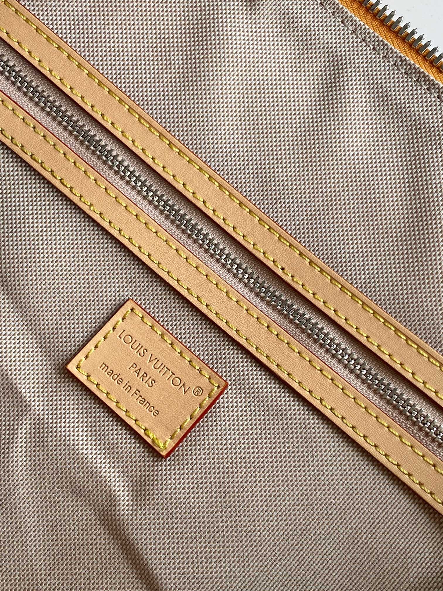 P650 M26868玫红 M26867黄色 163c01动态芯片本款 Keepall Bandouli&egrave;re 45 旅行袋取材醒目 Monogram Heritage 涂层帆布，与皮革裁成的可拆卸肩带及名牌构筑鲜明反差。搭配牛皮革饰边和棉质内衬。Marque L.Vuitton D&eacute;pos&eacute;e 标识初现于 Damier 帆布，为此经典手袋绘上点睛之笔。

27 x 20 x 45&nbsp;厘米
(高 x 宽 x 长度)

Monogram Heritage 涂层帆布

牛皮革饰边

织物内衬

金属件

随身上机行李尺寸

双拉链开合

挂锁

可拆卸名牌

拉链内袋

手柄：双手柄

