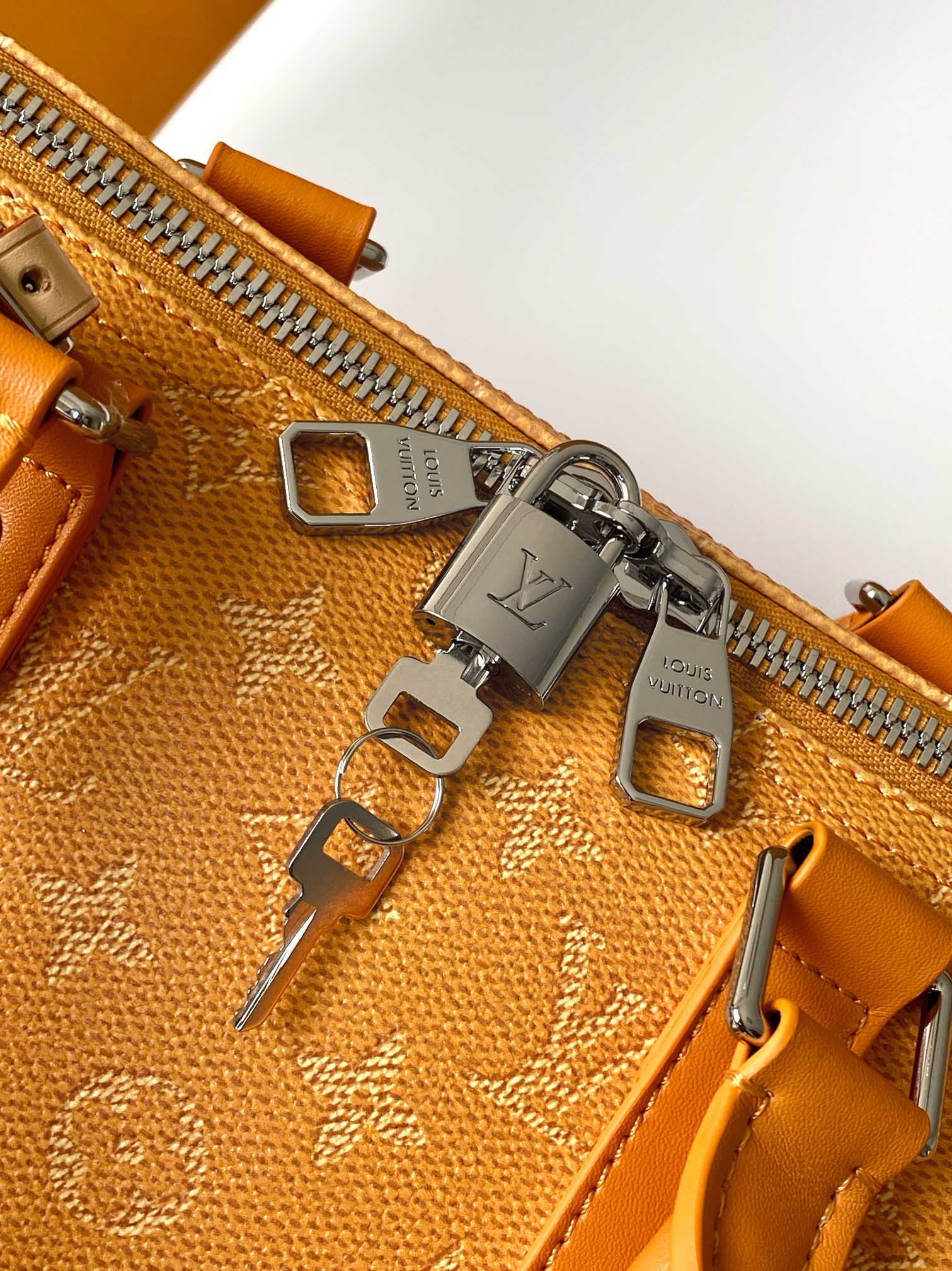 P650 M26868玫红 M26867黄色 163c01动态芯片本款 Keepall Bandouli&egrave;re 45 旅行袋取材醒目 Monogram Heritage 涂层帆布，与皮革裁成的可拆卸肩带及名牌构筑鲜明反差。搭配牛皮革饰边和棉质内衬。Marque L.Vuitton D&eacute;pos&eacute;e 标识初现于 Damier 帆布，为此经典手袋绘上点睛之笔。

27 x 20 x 45&nbsp;厘米
(高 x 宽 x 长度)

Monogram Heritage 涂层帆布

牛皮革饰边

织物内衬

金属件

随身上机行李尺寸

双拉链开合

挂锁

可拆卸名牌

拉链内袋

手柄：双手柄

