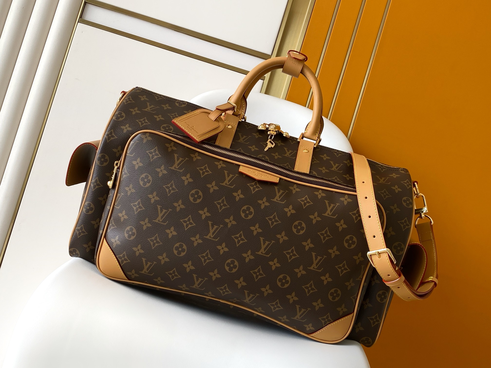 P880 M14735老花 163c01动态芯片本款 Keepall Cargo 50 旅行袋出自 Monogram Archive 系列,以摩登笔触致意品牌经典设计。Monogram 涂层帆布包身融入做旧牛皮革饰边和耀目金属件,主隔层与前袋的拉链头点缀金属质感珠饰,彰显 Pharrell Williams 的新锐巧思。
23 x 29 x 52 厘米
(高 x 宽 x 长度)
Monogram 涂层帆布
做旧牛皮革饰边
织物内衬
金属件
随身上机行李尺寸
双拉链开合
可拆卸锁扣
侧面翻盖口袋
正面拉链口袋
拉链内袋
肩带:可拆卸,可调节
包带半长:36.0 厘米
包带半长可调至:50.0 厘米
手柄:双手柄