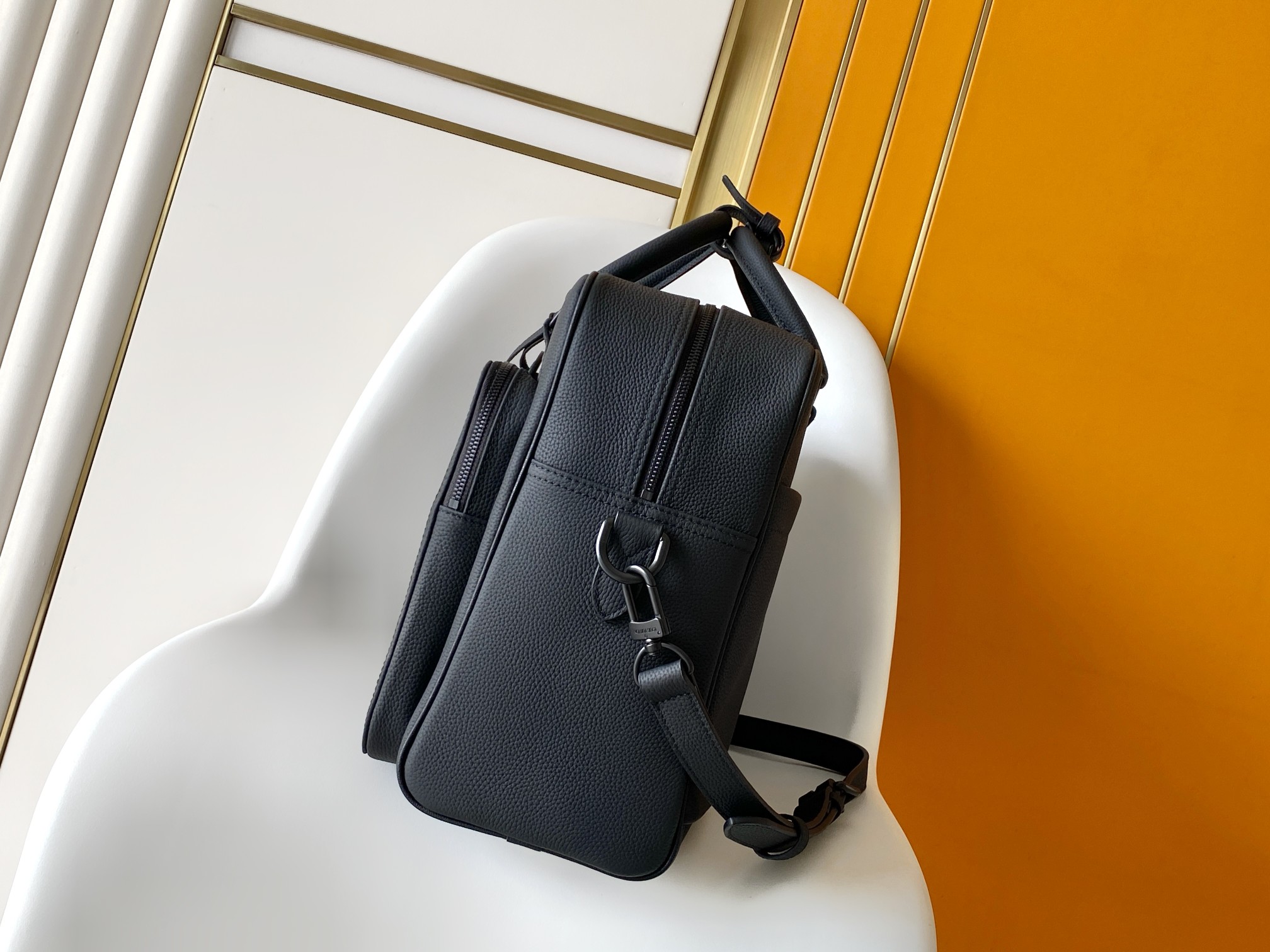 P780 M26075全皮黑色 头层皮163c01动态芯片 本款 Weekender Bag 手袋选用蜡面牛皮革、同色系内衬和莹亮金属件，其尺寸恰好可放置于 Horizon 拉杆箱顶部，令商务差旅轻松惬意。宽敞拉链前袋为主隔层扩容，顶部手柄和可拆卸并调节的肩带提供多种背携选择。

31 x 18 x 46&nbsp;厘米
(高 x 宽 x 长度)

蜡面牛皮革

织物内衬

金属件

随身上机行李尺寸

双拉链开合

挂锁

拉链前袋

拉链内贴袋

可拆卸名牌

肩带：可拆卸，可调节

包带半长：27.0 厘米

包带半长可调至：60.0 厘米

手柄：双手柄

