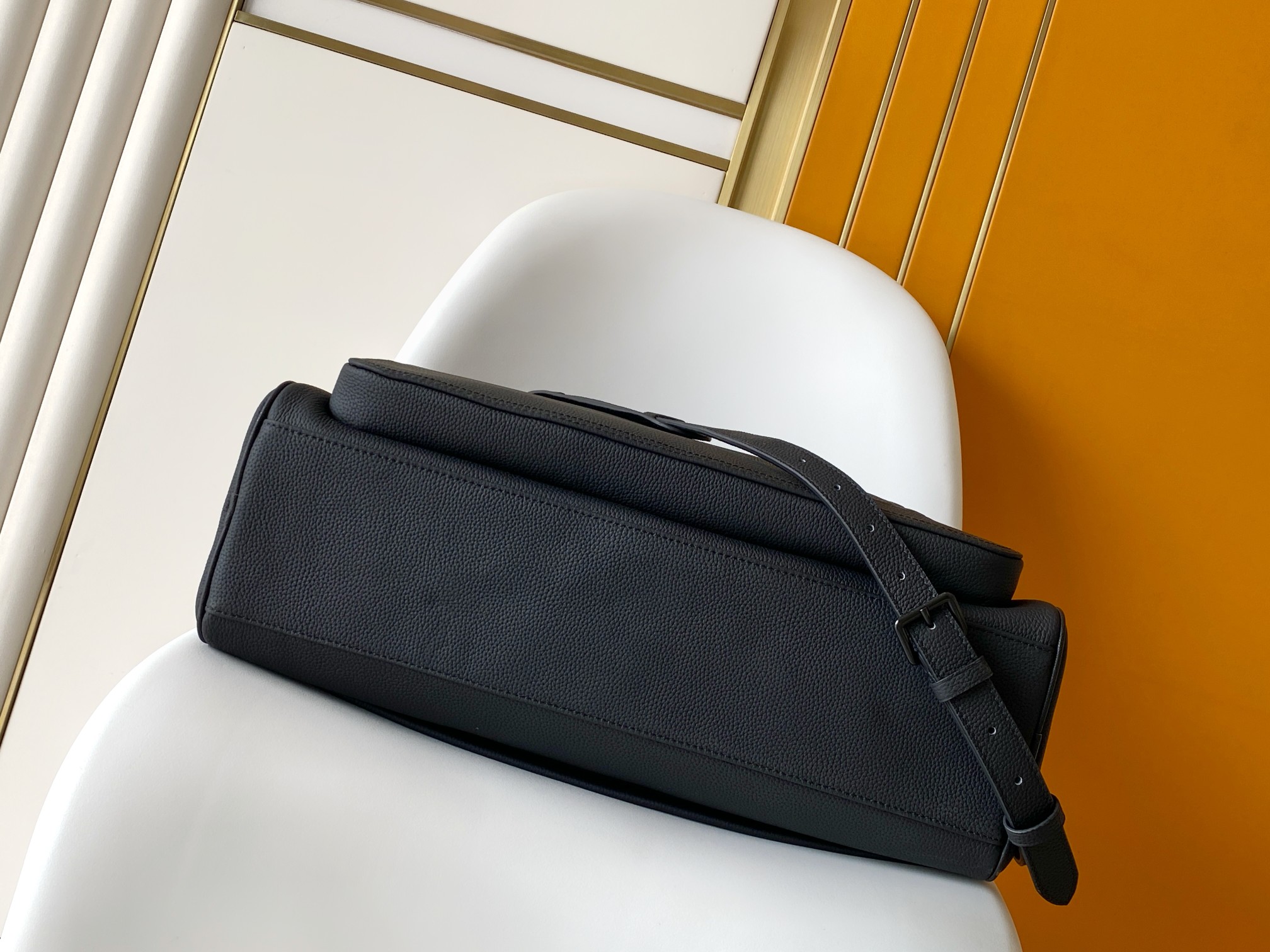 P780 M26075全皮黑色 头层皮163c01动态芯片 本款 Weekender Bag 手袋选用蜡面牛皮革、同色系内衬和莹亮金属件，其尺寸恰好可放置于 Horizon 拉杆箱顶部，令商务差旅轻松惬意。宽敞拉链前袋为主隔层扩容，顶部手柄和可拆卸并调节的肩带提供多种背携选择。

31 x 18 x 46&nbsp;厘米
(高 x 宽 x 长度)

蜡面牛皮革

织物内衬

金属件

随身上机行李尺寸

双拉链开合

挂锁

拉链前袋

拉链内贴袋

可拆卸名牌

肩带：可拆卸，可调节

包带半长：27.0 厘米

包带半长可调至：60.0 厘米

手柄：双手柄

