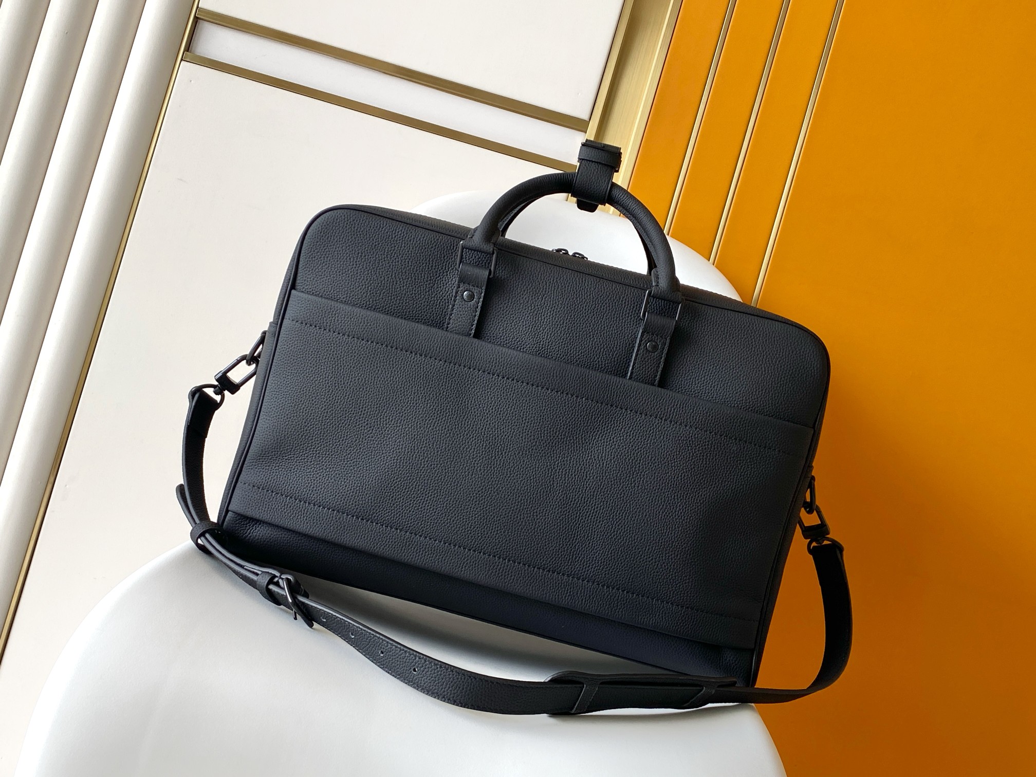 P780 M26075全皮黑色 头层皮163c01动态芯片 本款 Weekender Bag 手袋选用蜡面牛皮革、同色系内衬和莹亮金属件，其尺寸恰好可放置于 Horizon 拉杆箱顶部，令商务差旅轻松惬意。宽敞拉链前袋为主隔层扩容，顶部手柄和可拆卸并调节的肩带提供多种背携选择。

31 x 18 x 46&nbsp;厘米
(高 x 宽 x 长度)

蜡面牛皮革

织物内衬

金属件

随身上机行李尺寸

双拉链开合

挂锁

拉链前袋

拉链内贴袋

可拆卸名牌

肩带：可拆卸，可调节

包带半长：27.0 厘米

包带半长可调至：60.0 厘米

手柄：双手柄

