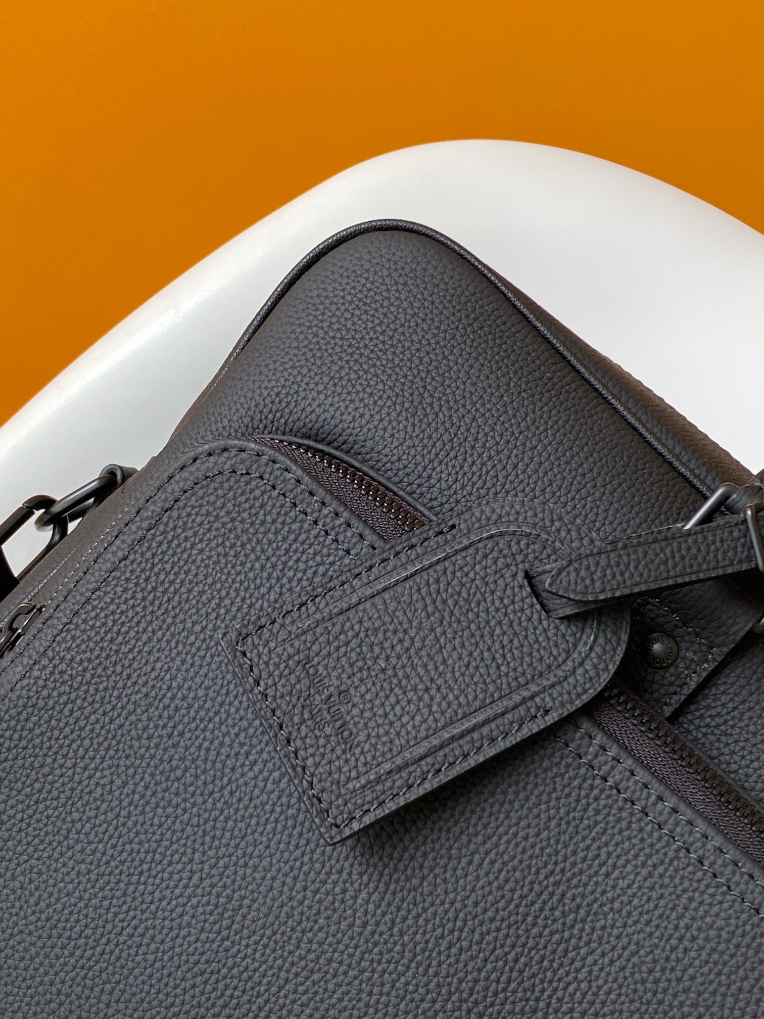 P780 M26075全皮黑色 头层皮163c01动态芯片 本款 Weekender Bag 手袋选用蜡面牛皮革、同色系内衬和莹亮金属件，其尺寸恰好可放置于 Horizon 拉杆箱顶部，令商务差旅轻松惬意。宽敞拉链前袋为主隔层扩容，顶部手柄和可拆卸并调节的肩带提供多种背携选择。

31 x 18 x 46&nbsp;厘米
(高 x 宽 x 长度)

蜡面牛皮革

织物内衬

金属件

随身上机行李尺寸

双拉链开合

挂锁

拉链前袋

拉链内贴袋

可拆卸名牌

肩带：可拆卸，可调节

包带半长：27.0 厘米

包带半长可调至：60.0 厘米

手柄：双手柄

