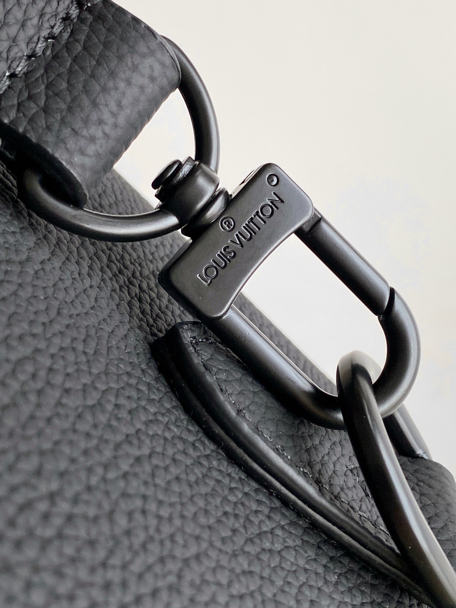 P780 M26075全皮黑色 头层皮163c01动态芯片 本款 Weekender Bag 手袋选用蜡面牛皮革、同色系内衬和莹亮金属件，其尺寸恰好可放置于 Horizon 拉杆箱顶部，令商务差旅轻松惬意。宽敞拉链前袋为主隔层扩容，顶部手柄和可拆卸并调节的肩带提供多种背携选择。

31 x 18 x 46&nbsp;厘米
(高 x 宽 x 长度)

蜡面牛皮革

织物内衬

金属件

随身上机行李尺寸

双拉链开合

挂锁

拉链前袋

拉链内贴袋

可拆卸名牌

肩带：可拆卸，可调节

包带半长：27.0 厘米

包带半长可调至：60.0 厘米

手柄：双手柄

