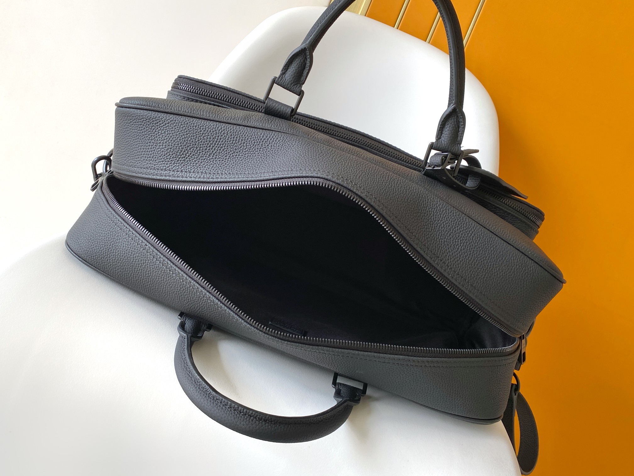 P780 M26075全皮黑色 头层皮163c01动态芯片 本款 Weekender Bag 手袋选用蜡面牛皮革、同色系内衬和莹亮金属件，其尺寸恰好可放置于 Horizon 拉杆箱顶部，令商务差旅轻松惬意。宽敞拉链前袋为主隔层扩容，顶部手柄和可拆卸并调节的肩带提供多种背携选择。

31 x 18 x 46&nbsp;厘米
(高 x 宽 x 长度)

蜡面牛皮革

织物内衬

金属件

随身上机行李尺寸

双拉链开合

挂锁

拉链前袋

拉链内贴袋

可拆卸名牌

肩带：可拆卸，可调节

包带半长：27.0 厘米

包带半长可调至：60.0 厘米

手柄：双手柄

