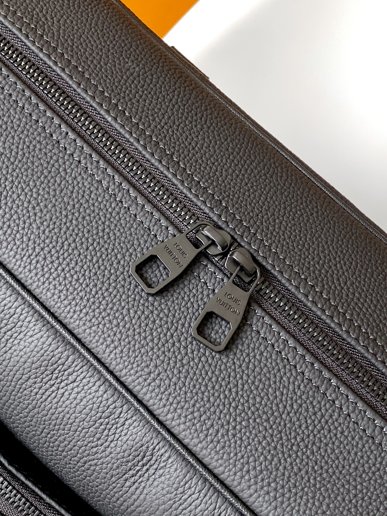 P780 M26075全皮黑色 头层皮163c01动态芯片 本款 Weekender Bag 手袋选用蜡面牛皮革、同色系内衬和莹亮金属件，其尺寸恰好可放置于 Horizon 拉杆箱顶部，令商务差旅轻松惬意。宽敞拉链前袋为主隔层扩容，顶部手柄和可拆卸并调节的肩带提供多种背携选择。

31 x 18 x 46&nbsp;厘米
(高 x 宽 x 长度)

蜡面牛皮革

织物内衬

金属件

随身上机行李尺寸

双拉链开合

挂锁

拉链前袋

拉链内贴袋

可拆卸名牌

肩带：可拆卸，可调节

包带半长：27.0 厘米

包带半长可调至：60.0 厘米

手柄：双手柄

