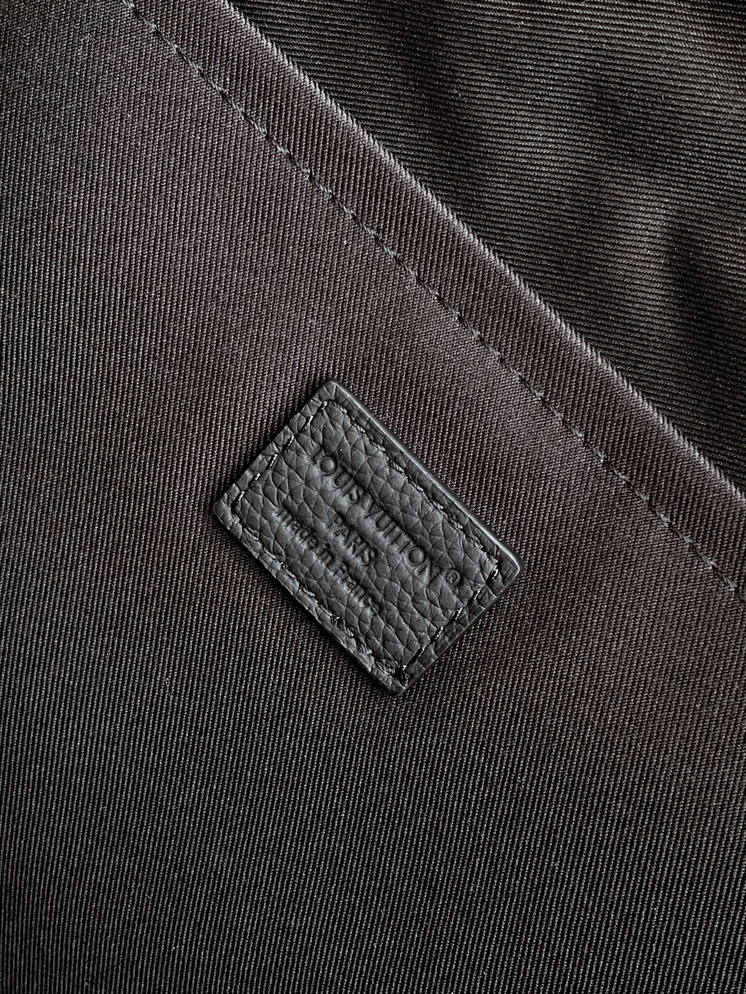 P780 M26075全皮黑色 头层皮163c01动态芯片 本款 Weekender Bag 手袋选用蜡面牛皮革、同色系内衬和莹亮金属件，其尺寸恰好可放置于 Horizon 拉杆箱顶部，令商务差旅轻松惬意。宽敞拉链前袋为主隔层扩容，顶部手柄和可拆卸并调节的肩带提供多种背携选择。

31 x 18 x 46&nbsp;厘米
(高 x 宽 x 长度)

蜡面牛皮革

织物内衬

金属件

随身上机行李尺寸

双拉链开合

挂锁

拉链前袋

拉链内贴袋

可拆卸名牌

肩带：可拆卸，可调节

包带半长：27.0 厘米

包带半长可调至：60.0 厘米

手柄：双手柄

