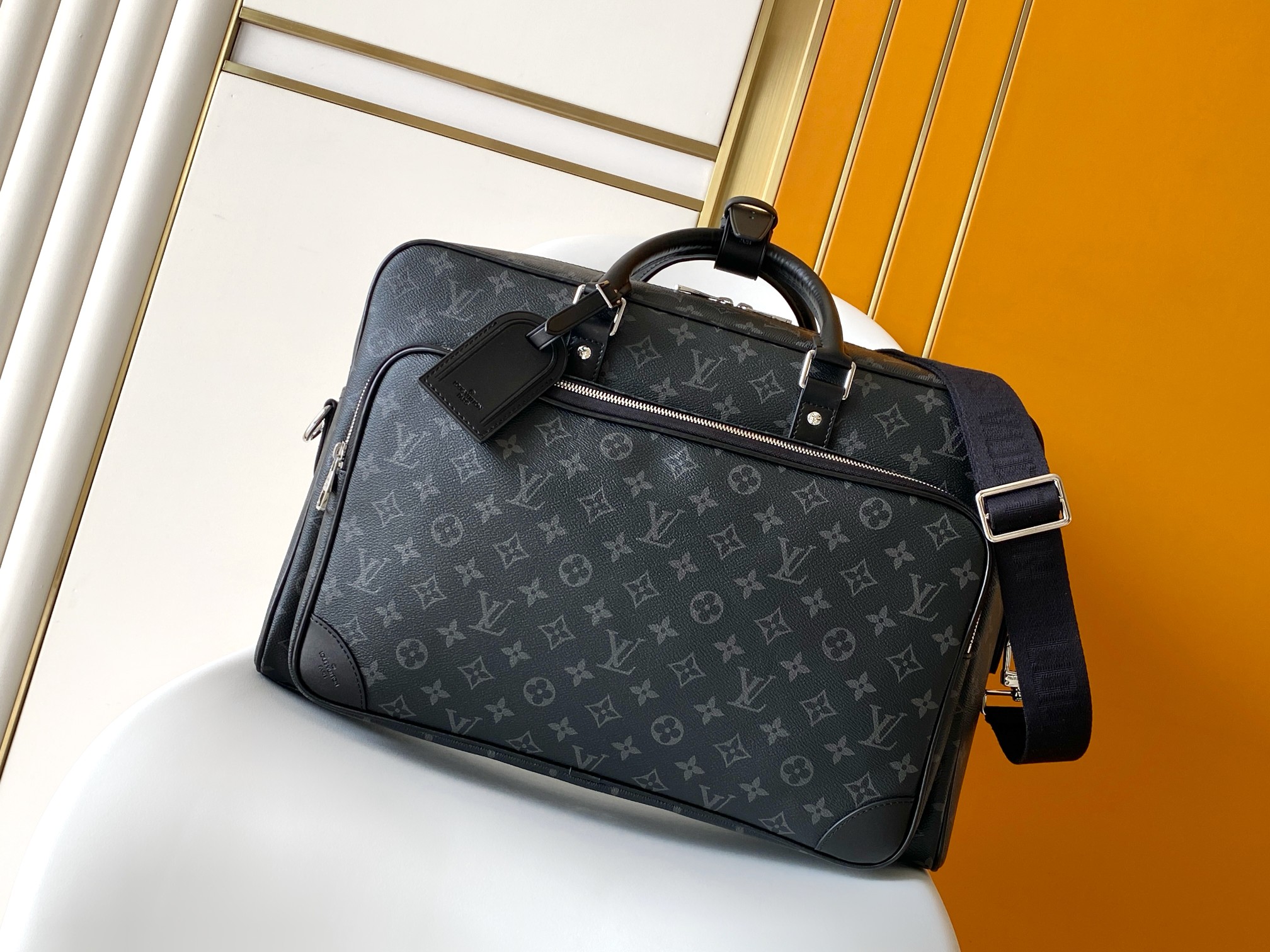 P600 M11512 Black Flower 163c01 Dynamic Chip Este bolso Weekender está hecho de lona Monogram Eclipse y tiene la forma …