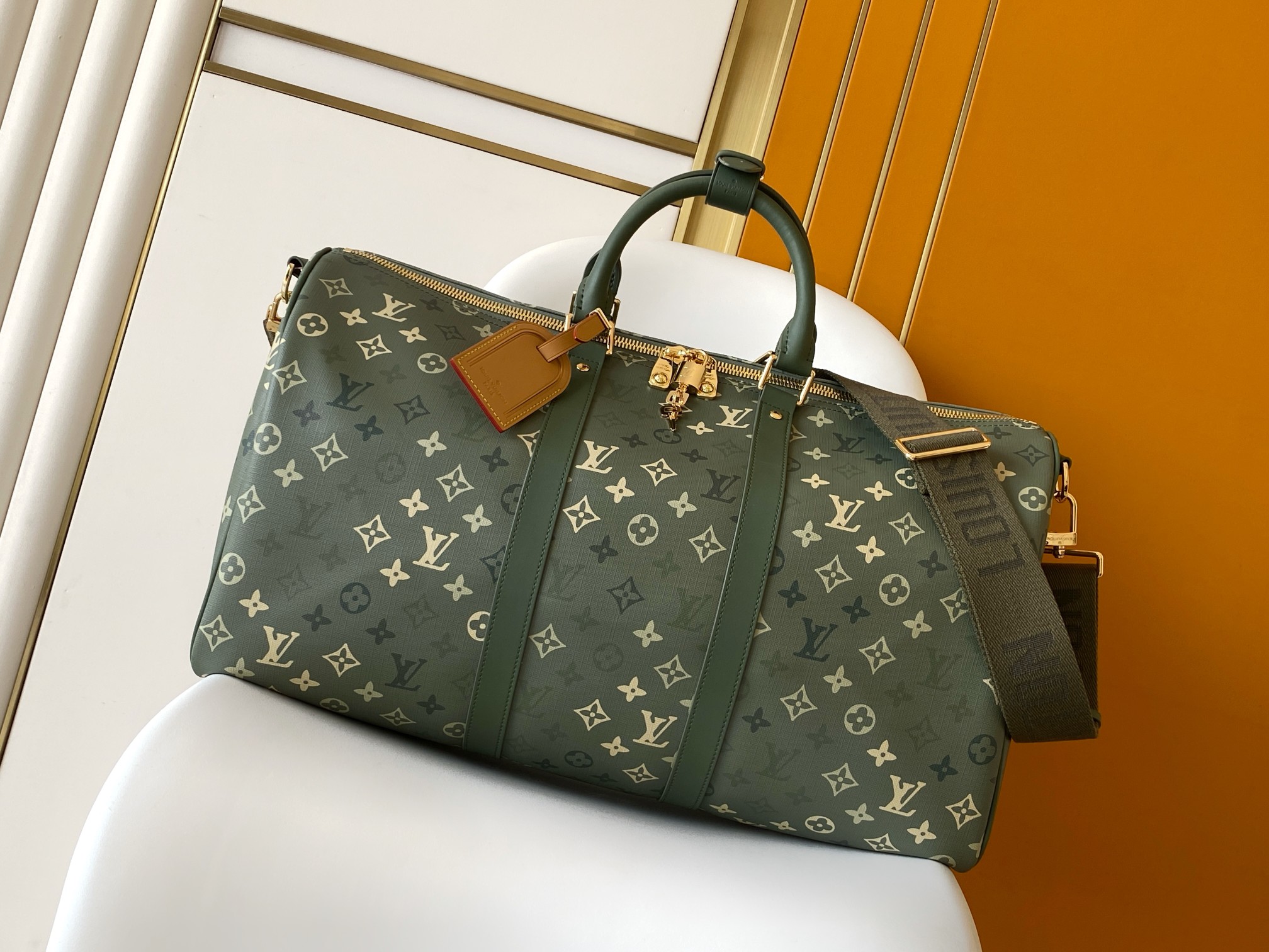 P600 M26959 Verde 163c01 Dynamic Chip Esta bolsa de viaje Keepall Bandoulière 50 está hecha de lona revestida Monogram …