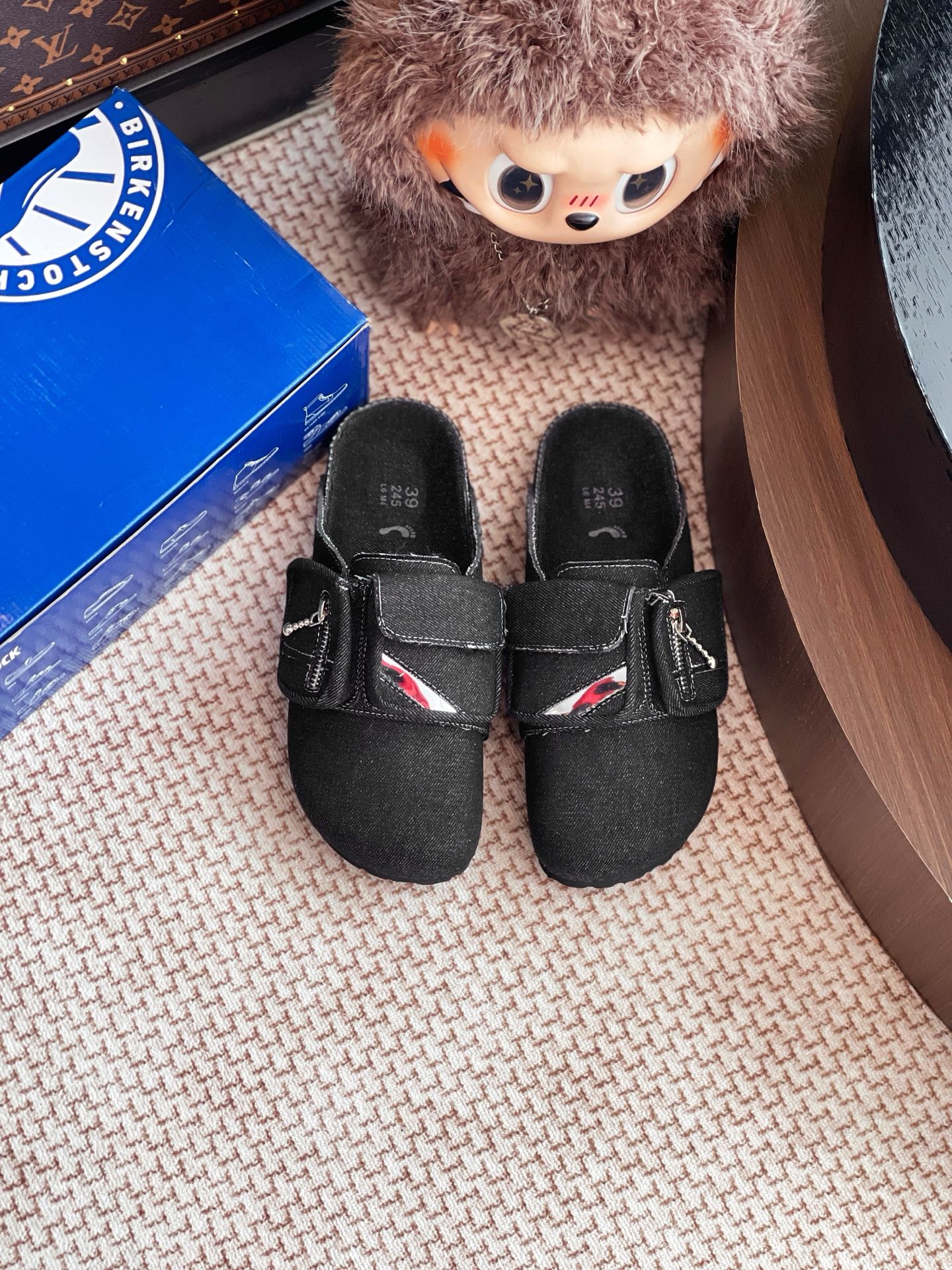 NO:257081,Birkenstock Boken Big Head Slippers, developed and built with Zp, all customized materials, exclusive mold opening and sole, all details are shipped together, and even the packaging is the same as the genuine product. Number of sizes: 35-40, semi-torch, birdenstock, slippers19860909Birkenstock 博肯 大头拖鞋整双鞋子采购Zp开发打造,全部定制材料,独家开模大底,细节全部对版出货,连包装也做到跟正品一样.码数:35-40,半拖,birkenstock,slippers,Women's Shoes