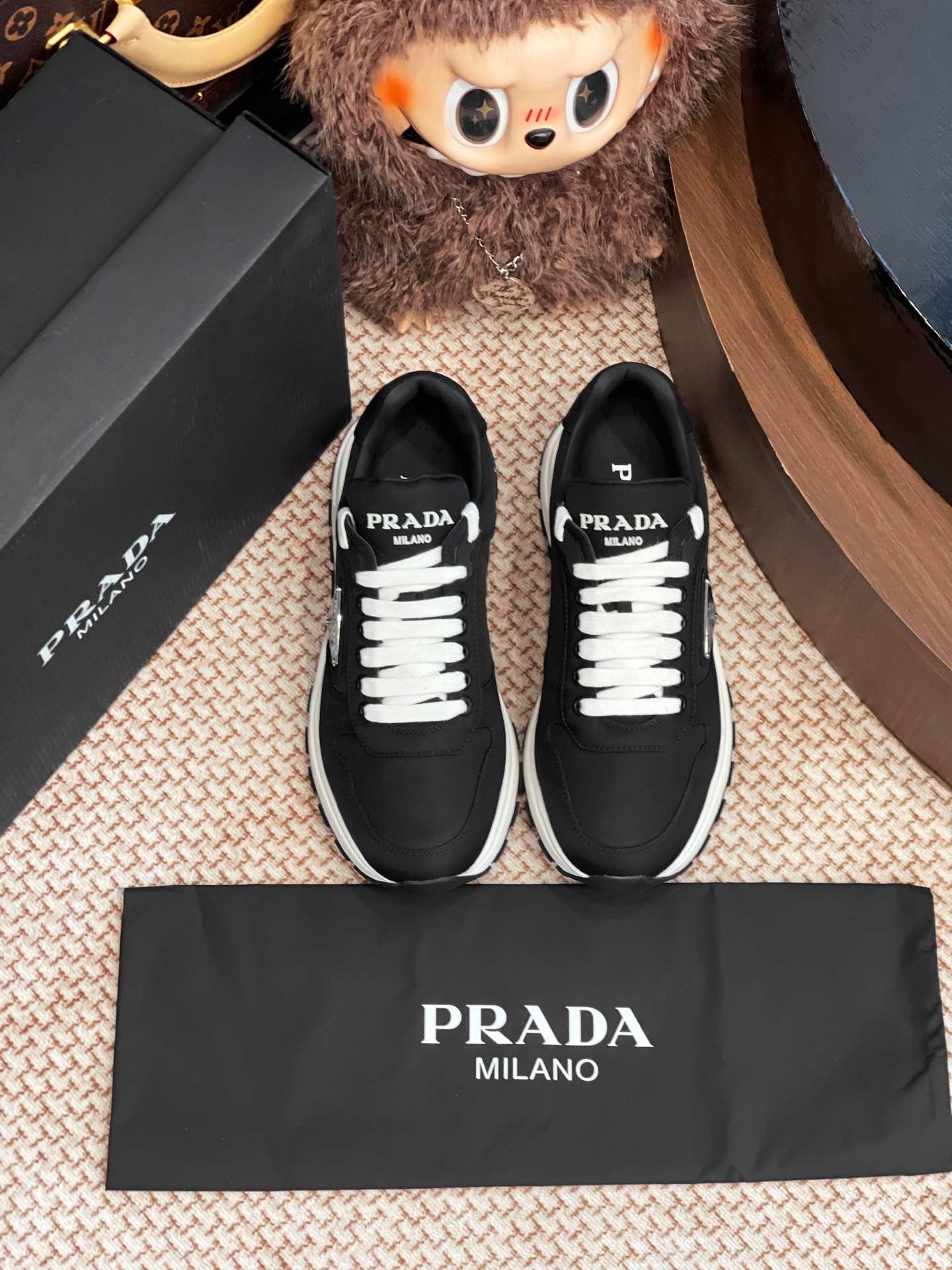 NO:258757,Prada 25ss sports and casual shoes are purchased and developed Zp, all customized materials, exclusive mold opening sole, all details are shipped together, and even the packaging is the same as the genuine one. Size: 39-45, casual shoes/sports shoes, prada, sneakers19860909Prada 25ss 运动休闲鞋整双鞋子采购Zp开发打造,全部定制材料,独家开模大底,细节全部对版出货,连包装也做到跟正品一样.码数 男39-45,休闲鞋/运动鞋,prada,sneakers,Women's Shoes