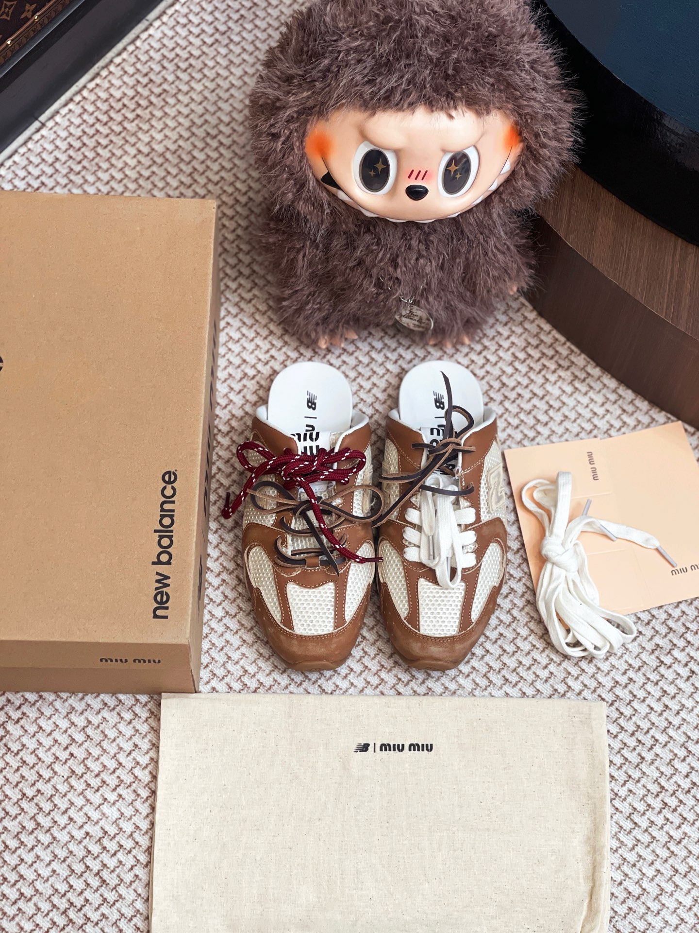 NO:241218,miumiu X New Balance530 joint model half-dragged shoes are purchased and developed and created by Zp, all customized materials, exclusive mold opening sole, all details are shipped together, and even the packaging is the same as the genuine one. Number of codes: 35-40, half-dragged, miumiu19860909miumiu X New Balance530 联名款 半拖整双鞋子采购Zp开发打造,全部定制材料,独家开模大底,细节全部对版出货,连包装也做到跟正品一样.码数:35-40,半拖,miumiu,Women's Shoes