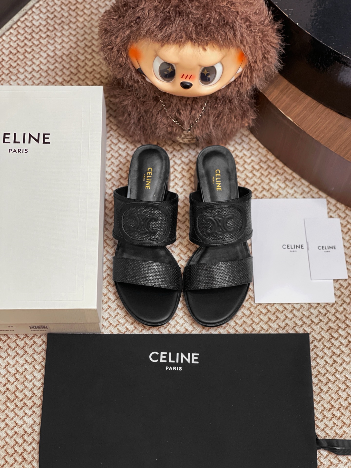 NO:264878,CELINE 25 new genuine leather sandals are purchased and developed for the whole pair of shoes. All customized materials are customized, exclusive mold opening sole, all details are shipped together, and even the packaging is the same as the genuine one. Size: 35-40, slippers, celine, sandals, slippers19860909CELINE 25新款真皮底凉鞋整双鞋子采购Zp开发打造,全部定制材料,独家开模大底,细节全部对版出货,连包装也做到跟正品一样.码数:35-40,拖鞋,celine,sandals,slippers,Women's Shoes