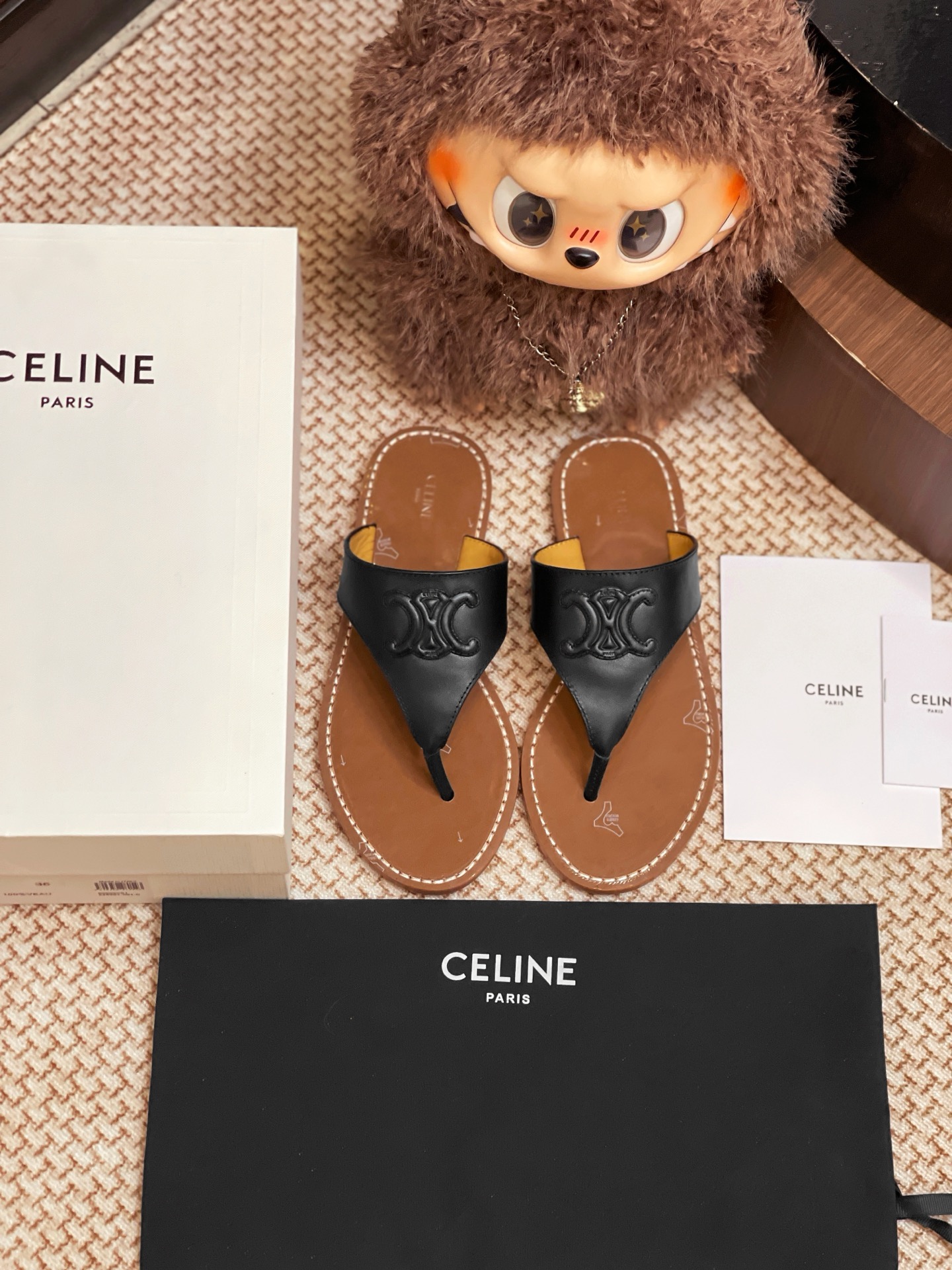 NO:264870,CELINE 25 new genuine leather flip-flops whole pair of shoes are purchased and developed by Zp, all customized materials, exclusive mold opening sole, all details are shipped together, and even the packaging is the same as the genuine one. Size: 35-40, split-toe shoes, celine19860909CELINE 25新款真皮底人字拖整双鞋子采购Zp开发打造,全部定制材料,独家开模大底,细节全部对版出货,连包装也做到跟正品一样.码数:35-40,分趾鞋,celine,Women's Shoes