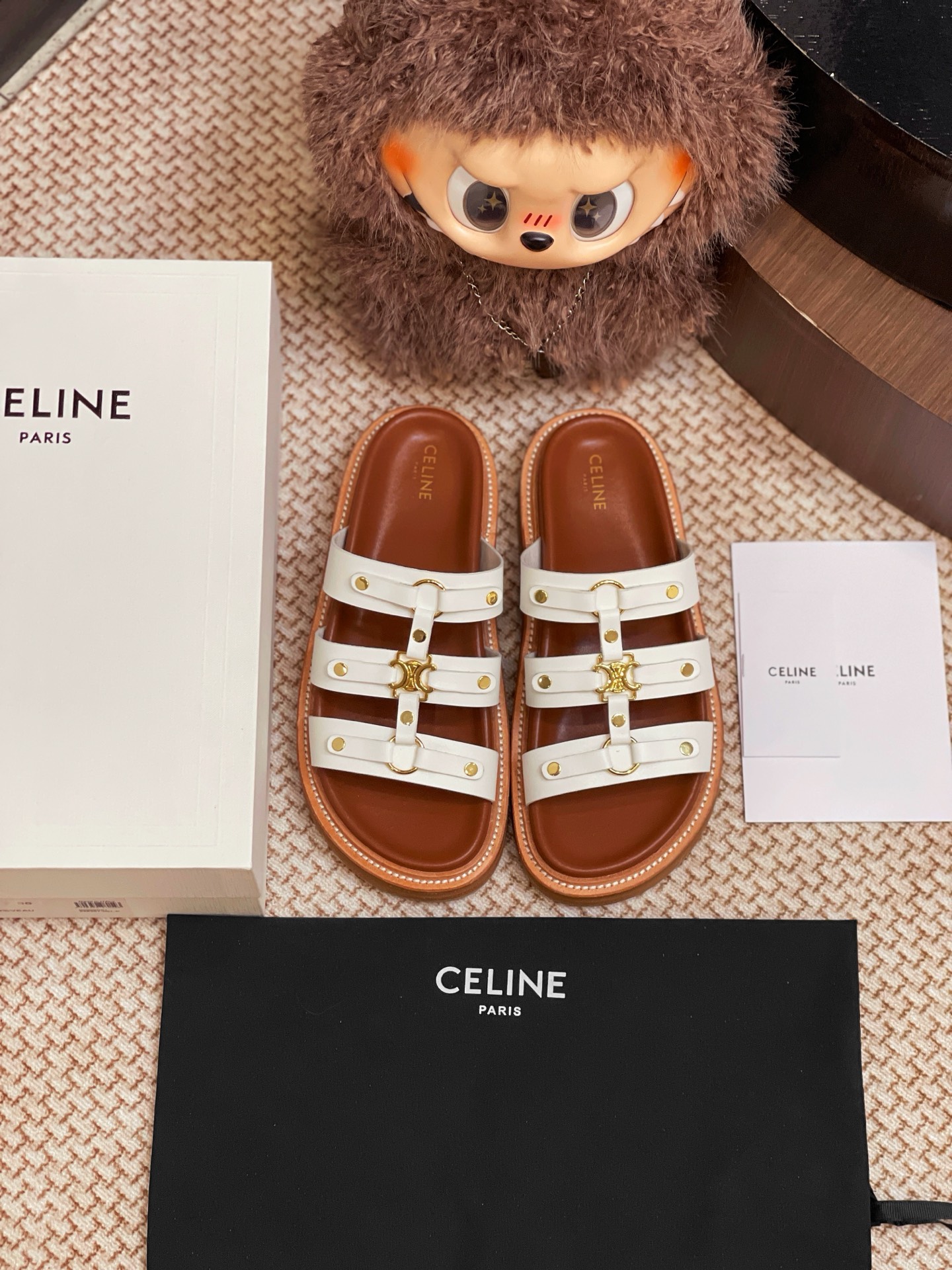 NO:264865,CELINE 25 new genuine leather sandals are purchased and developed for the whole pair of shoes. All customized materials are customized, exclusive mold opening sole, all details are shipped together, and even the packaging is the same as the genuine one. Size: 35-40, slippers, sandals, celine, sandals, slippers19860909CELINE 25新款真皮底凉鞋整双鞋子采购Zp开发打造,全部定制材料,独家开模大底,细节全部对版出货,连包装也做到跟正品一样.码数:35-40,拖鞋凉鞋,celine,sandals,slippers,Women's Shoes