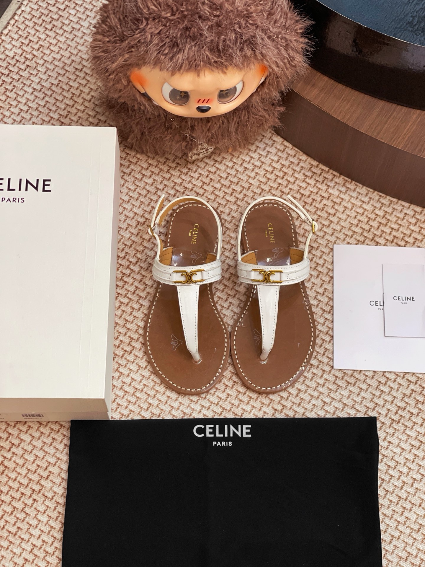 NO:265185,CELINE 25 new genuine leather flip-flops whole pair of shoes are purchased and developed by Zp, all customized materials, exclusive mold opening sole, all details are shipped together, and even the packaging is the same as the genuine one. Size: 35-40, split-toe shoes, celine19860909CELINE 25新款真皮底人字拖整双鞋子采购Zp开发打造,全部定制材料,独家开模大底,细节全部对版出货,连包装也做到跟正品一样.码数:35-40,分趾鞋,celine,Women's Shoes