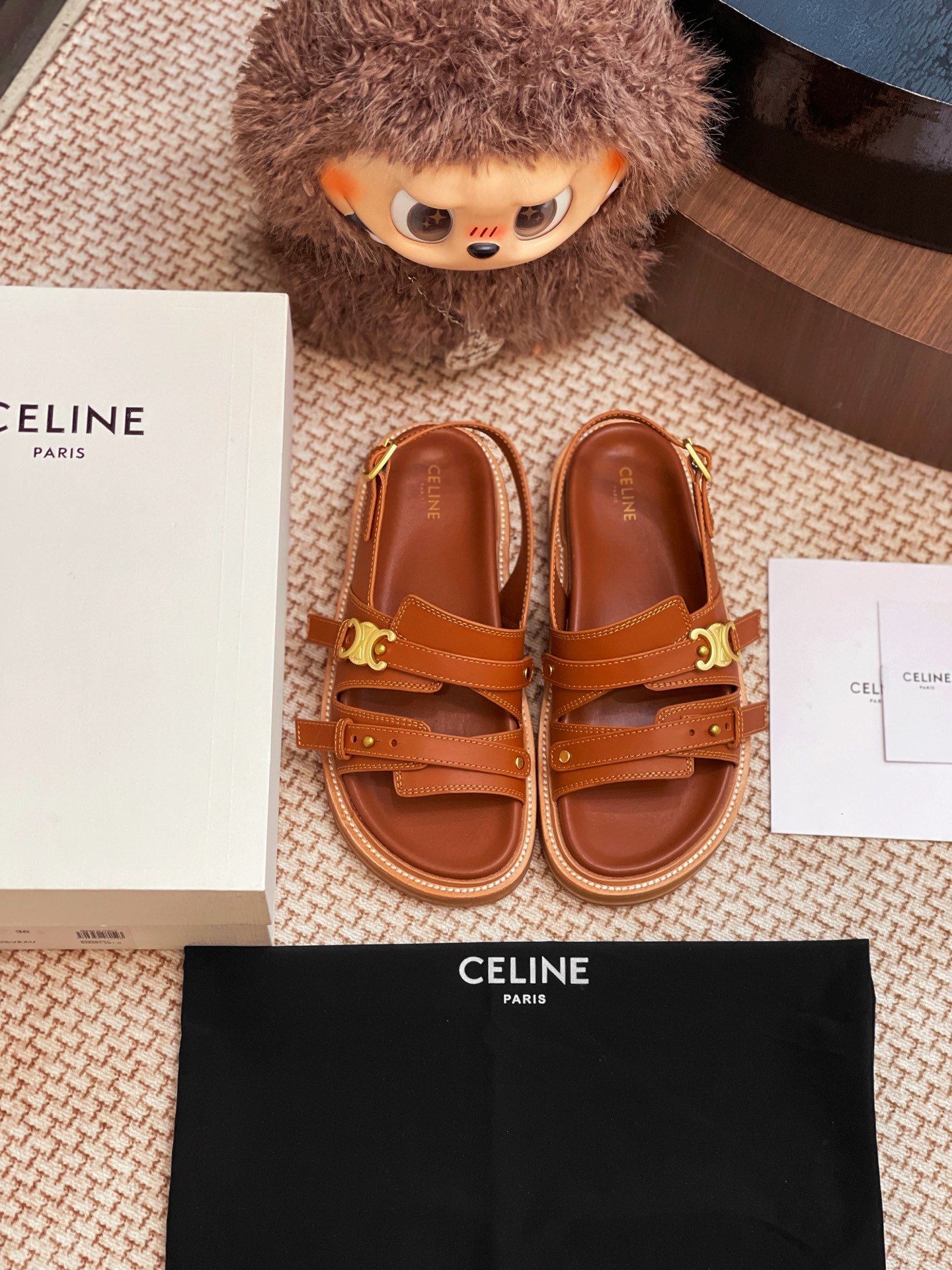 NO:265176,CELINE 25 new sandals are purchased and developed for the whole pair of shoes, developed and created with all customized materials, exclusive mold opening sole, all details are shipped together, and even the packaging is the same as the genuine one. Size: 35-40, sandals, celine, sandals19860909CELINE 25新款凉鞋整双鞋子采购Zp开发打造,全部定制材料,独家开模大底,细节全部对版出货,连包装也做到跟正品一样.码数:35-40,凉鞋,celine,sandals,Women's Shoes