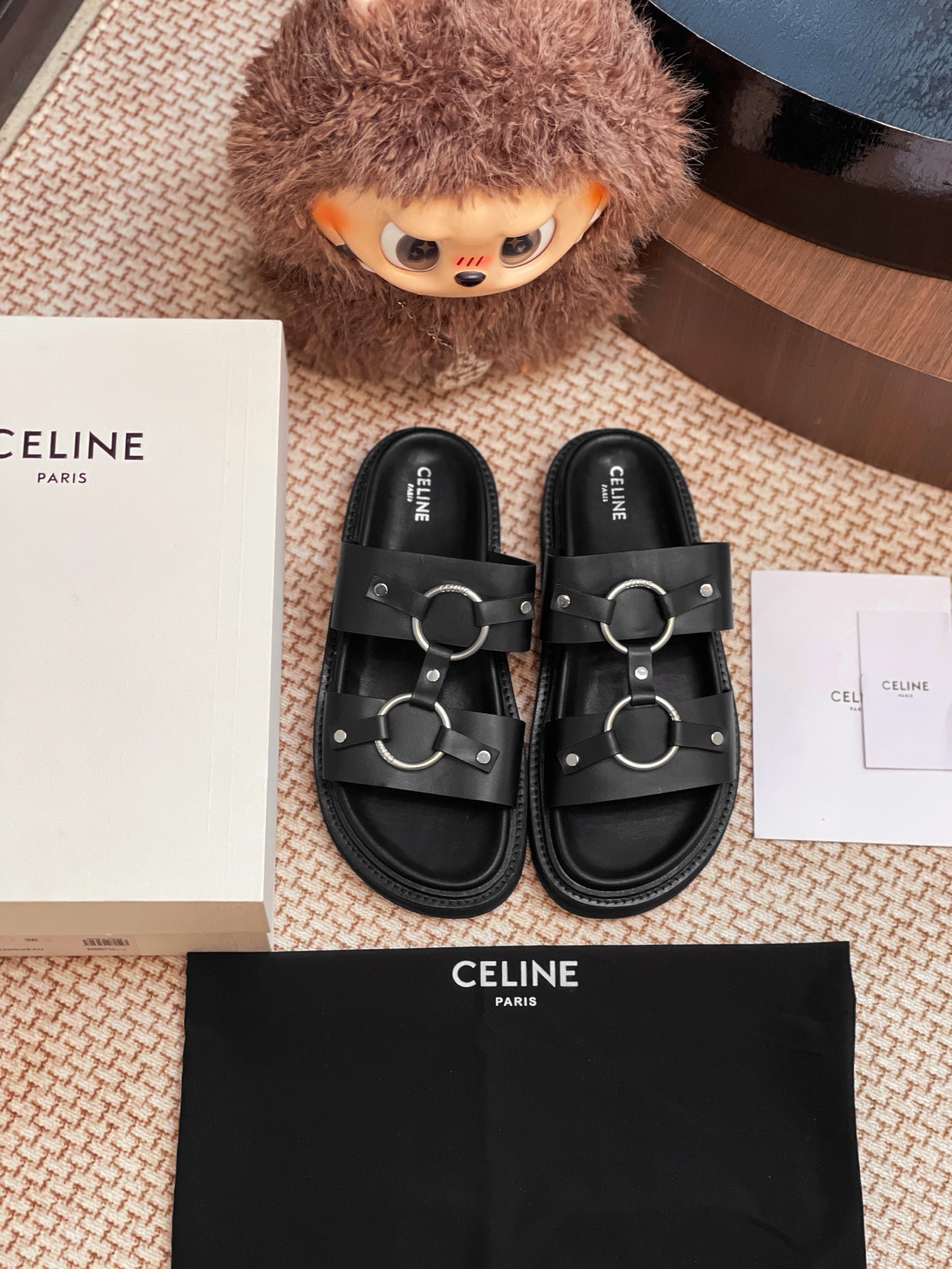 NO:265196,CELINE 25 new sandals are purchased and developed for the whole pair of shoes, developed and created by Zp, all customized materials, exclusive mold opening sole, all details are shipped together, and even the packaging is the same as the genuine one. Size: 35-40, slippers, celine, sandals, slippers19860909CELINE 25新款凉鞋整双鞋子采购Zp开发打造,全部定制材料,独家开模大底,细节全部对版出货,连包装也做到跟正品一样.码数:35-40,拖鞋,celine,sandals,slippers,Women's Shoes