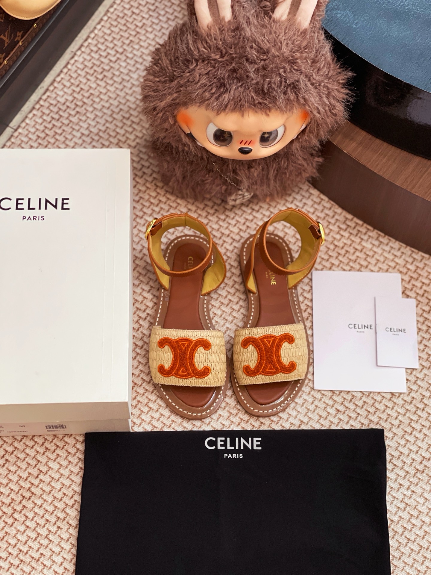 NO:265184,CELINE 25 new genuine leather sandals are purchased and developed for the whole pair of shoes. All customized materials are customized, exclusive mold opening sole, all details are shipped together, and even the packaging is the same as the genuine one. Size: 35-40, sandals, celine, sandals19860909CELINE 25新款真皮底凉鞋整双鞋子采购Zp开发打造,全部定制材料,独家开模大底,细节全部对版出货,连包装也做到跟正品一样.码数:35-40,凉鞋,celine,sandals,Women's Shoes