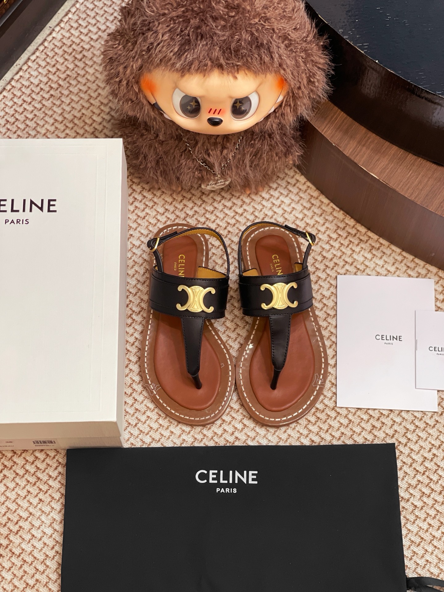 NO:265172,CELINE 25 new genuine leather flip-flops whole pair of shoes are purchased and developed by Zp, all customized materials, exclusive mold opening sole, all details are shipped together, and even the packaging is the same as the genuine one. Size: 35-40, split-toe shoes, celine19860909CELINE 25新款真皮底人字拖整双鞋子采购Zp开发打造,全部定制材料,独家开模大底,细节全部对版出货,连包装也做到跟正品一样.码数:35-40,分趾鞋,celine,Women's Shoes