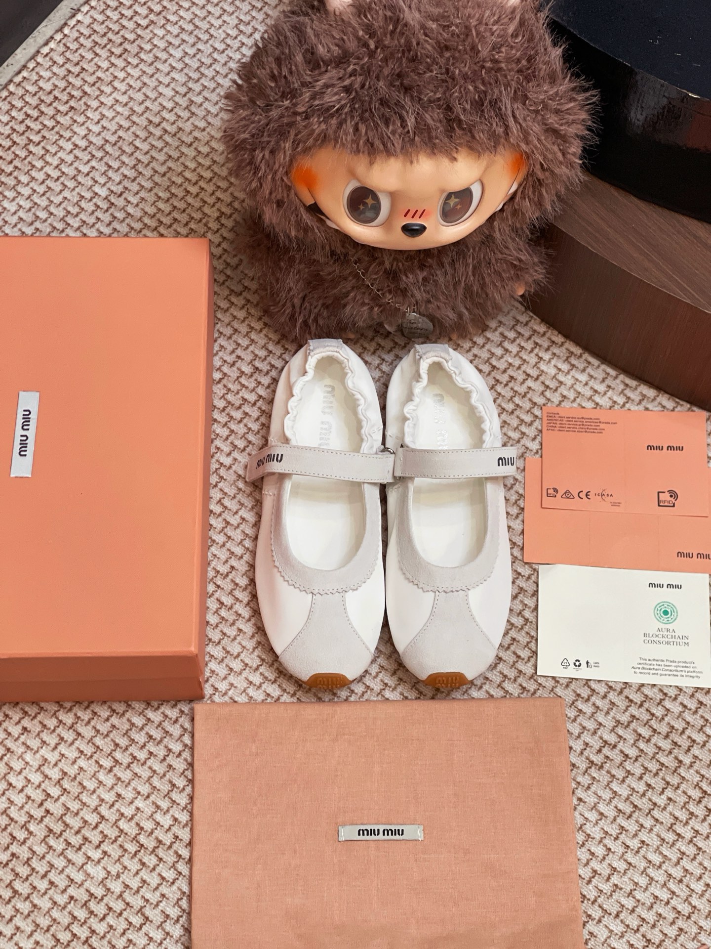 NO:382602,Miumiu 25 new sandals are purchased and developed for the whole pair of shoes, developed and created with all customized materials, exclusive mold opening sole, all details are shipped together, and even the packaging is the same as the genuine one. Size: 35-40, ballet shoes, miumiu, sandals19860909miumiu 25新款凉鞋整双鞋子采购Zp开发打造,全部定制材料,独家开模大底,细节全部对版出货,连包装也做到跟正品一样.码数:35-40,芭蕾舞鞋,miumiu,sandals,Women's Shoes