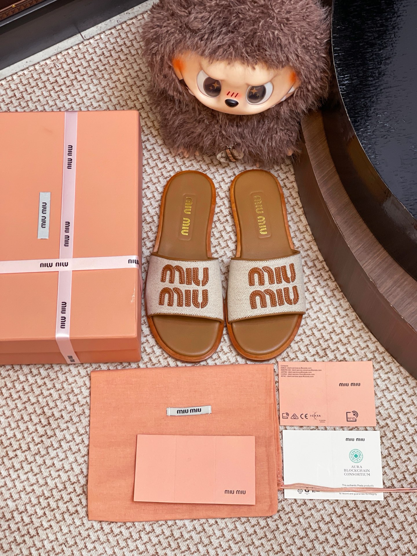 NO:391219,Miumiu genuine leather slippers are purchased and developed for Zp, all customized materials, exclusive mold opening sole, all details are shipped together, and even the packaging is the same as the genuine one. Size: 35-40, slippers, miumiu, slippers19860909miumiu 真皮底拖鞋整双鞋子采购Zp开发打造,全部定制材料,独家开模大底,细节全部对版出货,连包装也做到跟正品一样.码数:35-40,拖鞋,miumiu,slippers,Women's Shoes