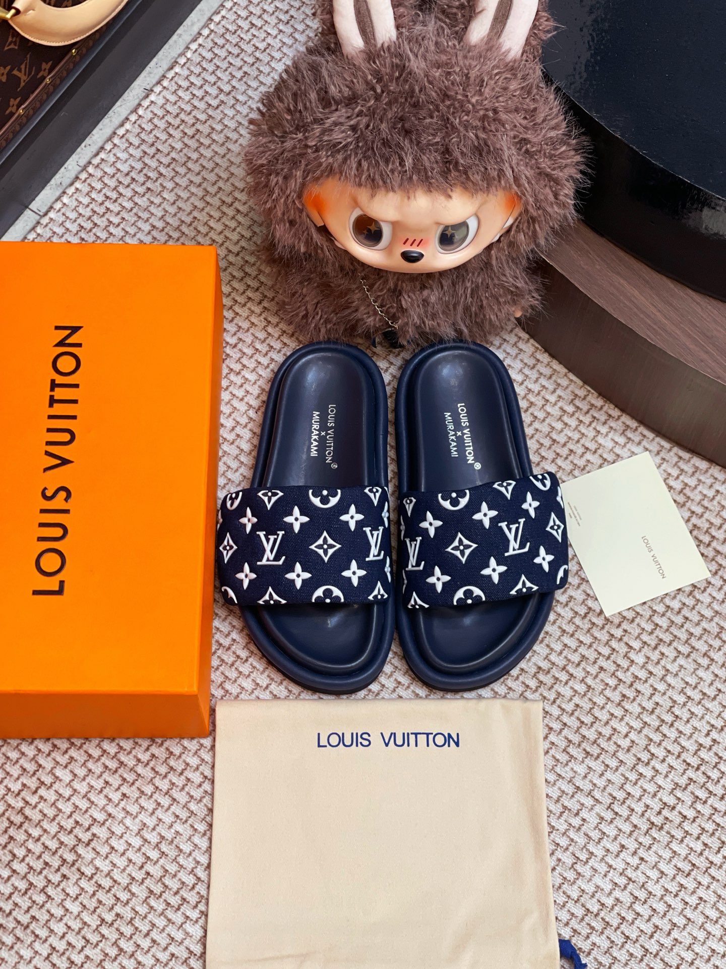 NO:405798,Lv new slippers are purchased and developed for the whole pair of shoes, with all customized materials, exclusive mold opening sole, all details are shipped together, and even the packaging is the same as the genuine one. Size: 35-45, slippers, louis vuitton, slippers19860909Lv 新款拖鞋整双鞋子采购Zp开发打造,全部定制材料,独家开模大底,细节全部对版出货,连包装也做到跟正品一样.码数:35-45,拖鞋,louis vuitton,slippers,Women's Shoes