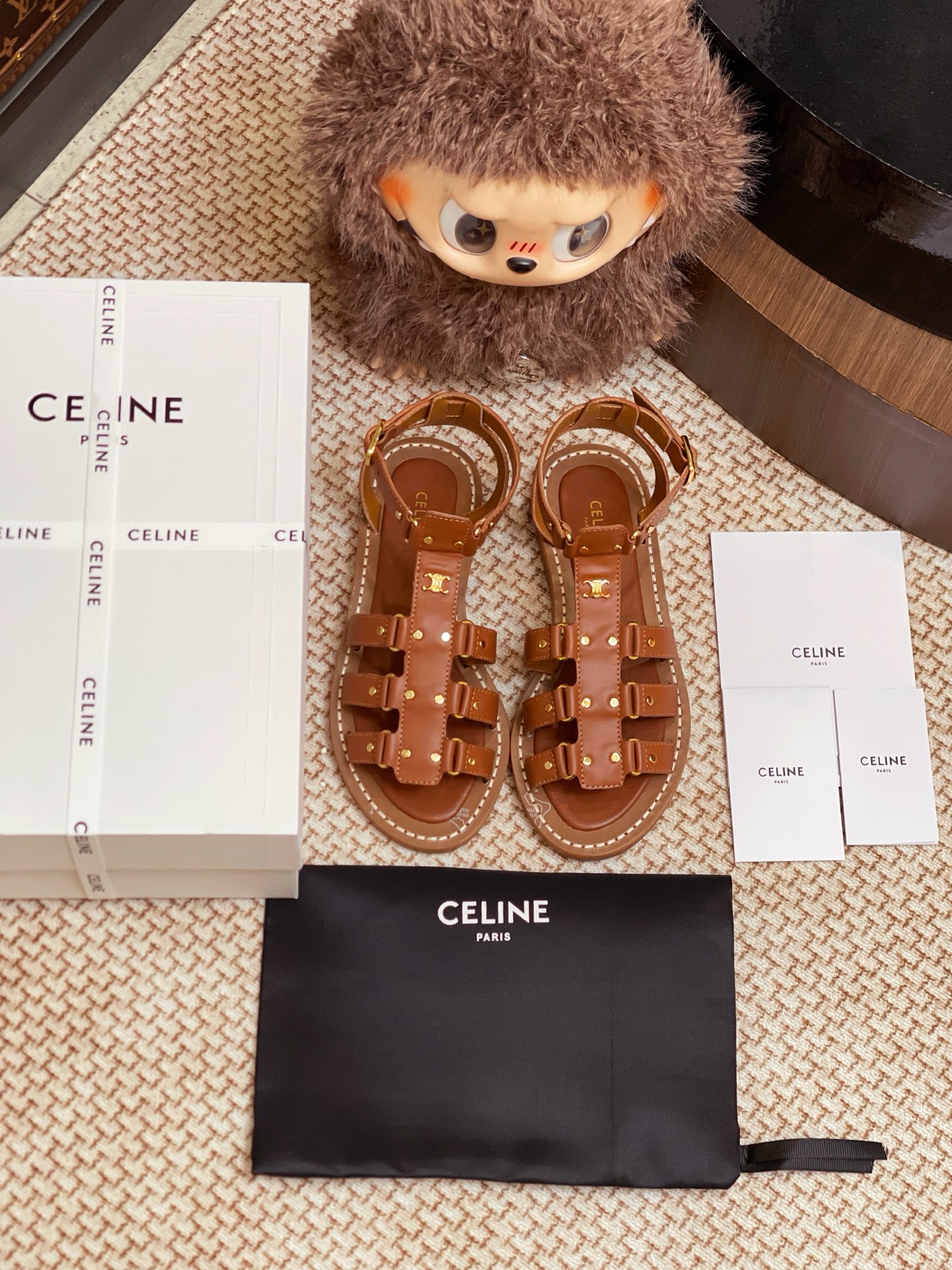 NO:409526,CELINE 25 new genuine leather sandals are purchased and developed for the whole pair of shoes, developed and created by Zp, all customized materials, exclusive mold opening sole, all details are shipped together, and even the packaging is the same as the genuine one. Size: 35-40, sandals, celine, sandals19860909CELINE 25新款真皮底凉鞋整双鞋子采购Zp开发打造,全部定制材料,独家开模大底,细节全部对版出货,连包装也做到跟正品一样.码数:35-40,凉鞋,celine,sandals,Women's Shoes
