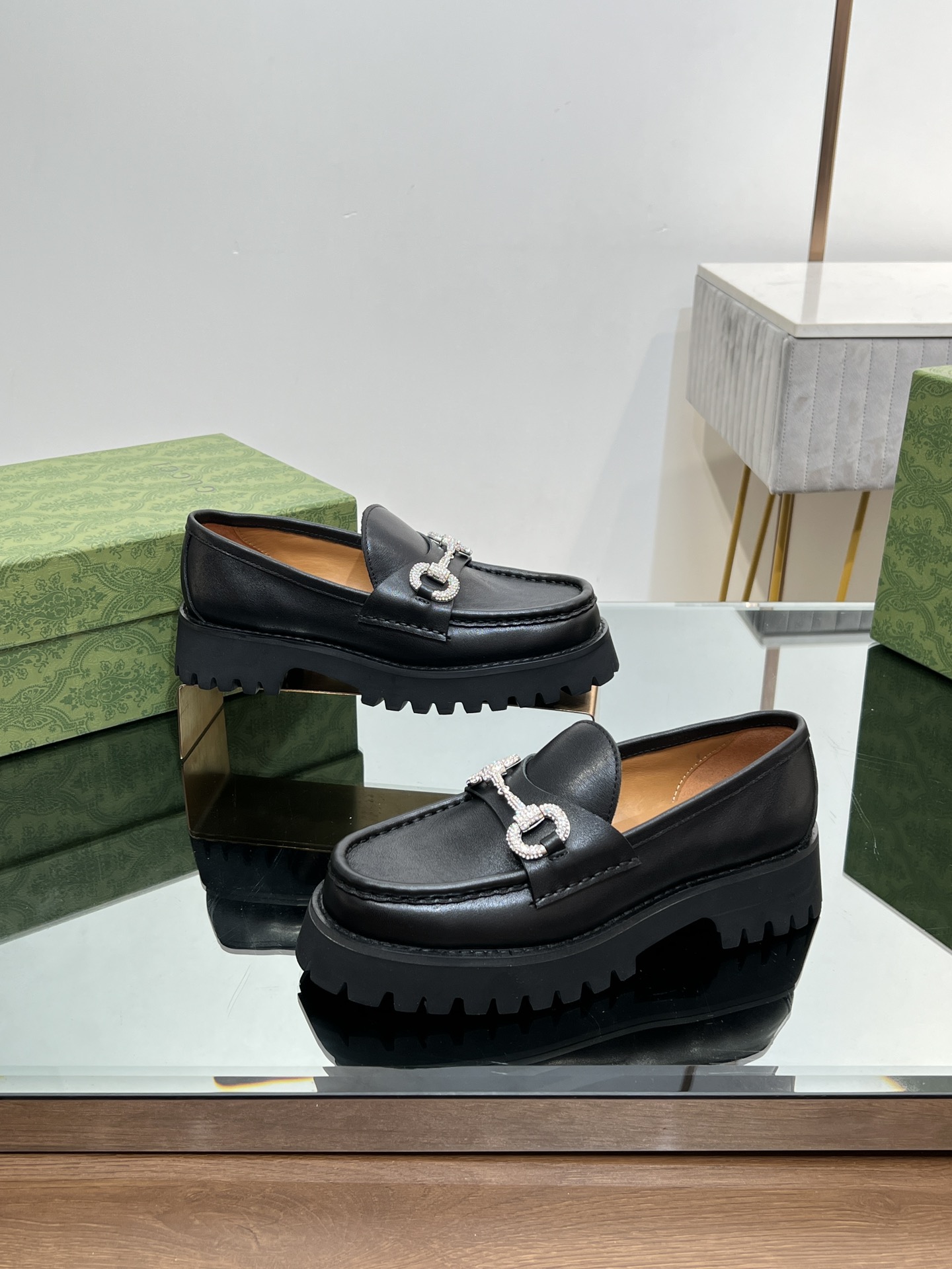 NO:168190,[Start to take orders] The latest GUCCI crystal diamond horse buckle thick sole loafer single shoes purchasing level in early spring, high-end boutique pointed goods This loafer shoes are exquisitely integrated into the fashion elements of the boots and soft top shoe design, and are matched with lightweight foam rubber grooved sole, which complements the elegant gallery shape. Classic horse buckle embellished with crystal diamond styling accessories double the charm of the entire design, injecting exquisite and exquisite atmosphere into daily shoes. Fabric imported calf   matched with crystal diamond horse buckle Inner/foot pad silk cowhide Outsole 1:1 mold developed rubber foam high tough sole, leather edge strips on the edge, absolutely not deadly and hard, and will never collapse. All materials and craftsmanship are consistent with the Y version Size 35-39 standard size 4041 custom Heel height 4.5CM  Packaging upgrade latest red counter high-end packaging, loafers, gucci, loafers, boots, cowhide19860909【开始接单】早春最新GUCCI水晶钻马衔扣厚底乐福单鞋代购级别 高端精品尖货 这款乐福鞋匠心融蕴靴子和软帮薤鞋设计中的时尚元素,配以轻质发泡橡胶沟纹鞋底,与优雅廊形相得益彰.经典马衔扣点缀水晶钻造型配件令整个设计魅力倍增,为日常鞋款注入精致考究气息 面料进口小牛 搭配水晶钻马衔扣 内里/垫脚丝绸牛皮 大底1:1模具开发的橡胶发泡高韧性鞋底 ,鞋边真皮沿条 绝对不死沉死硬,也绝不坍塌 所有的材质和工艺,与Y版一致 尺码35-39标准码 4041定做 跟高4.5CM 包装升级最新红色专柜高端包装,乐福鞋,gucci,loafers,boots,cowhide,Women's Shoes