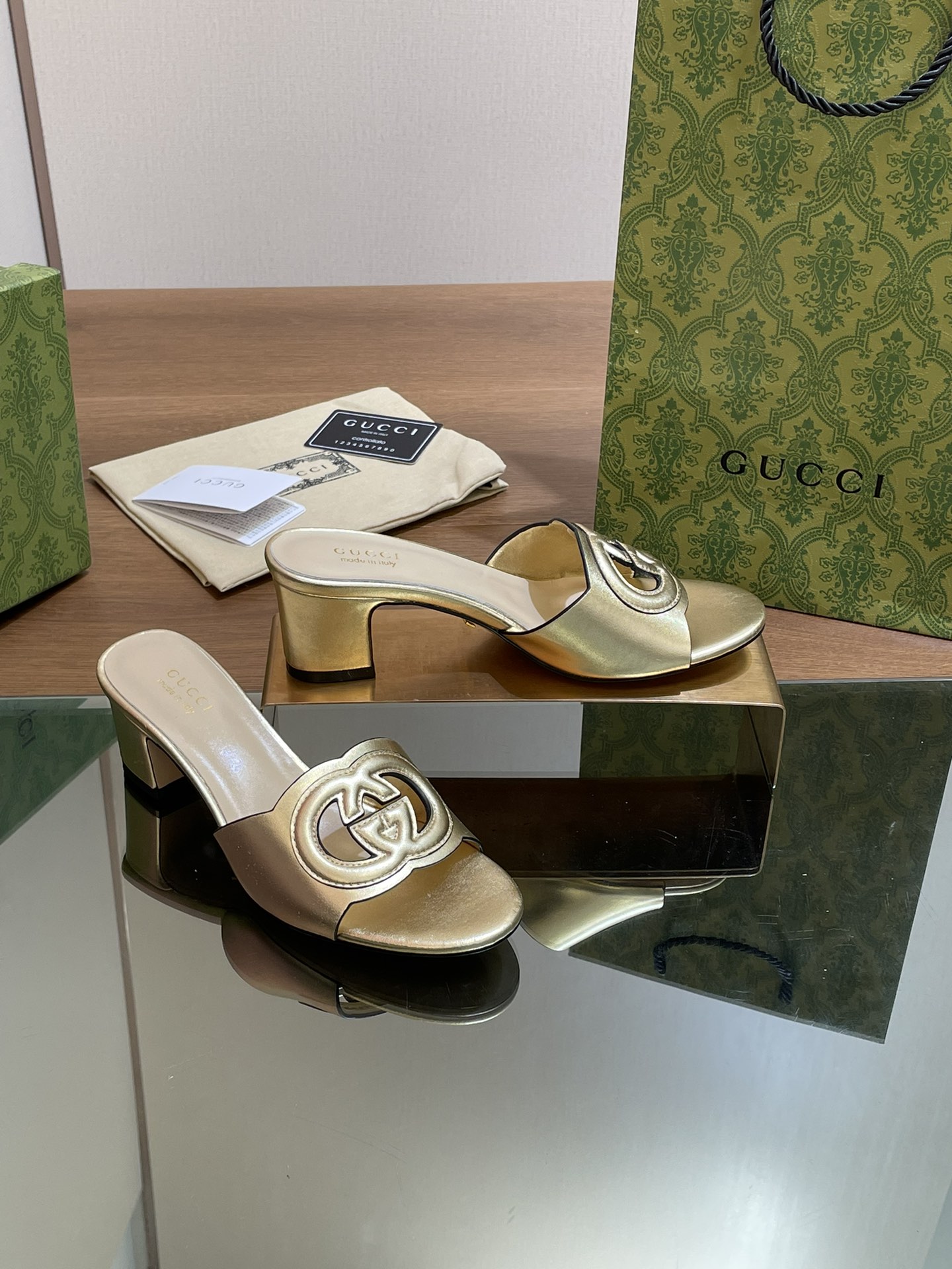Faux de meilleure qualité
 Gucci Chaussures Pantoufles Travail ouvert Genuine Leather Peau mouton Série d’été