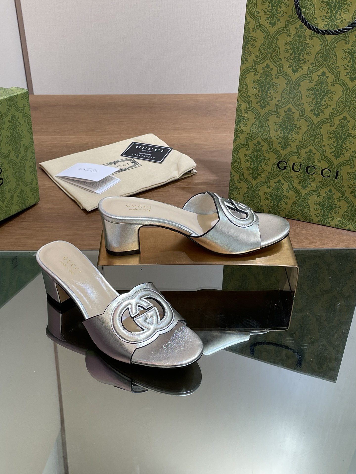 Gucci Chaussures Pantoufles Travail ouvert Genuine Leather Peau de mouton Série d’été