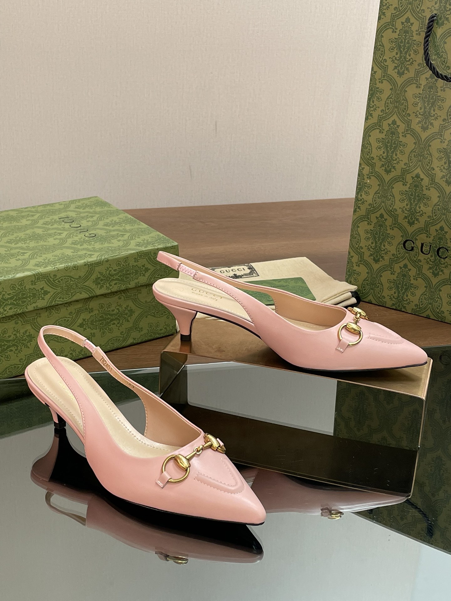 NO:761075,G's new GUcc horsebit slingback shallow sandals, cat-heeled shoes, top version, welcome to compare. Original 1:1 replica, please pay attention to our authenticity guarantee. The upper is imported high-grade and delicate ancient soft sheepskin, the lining/foot pads are full-grained high-grade lambskin, the sole is Italy's top genuine leather, the heel height is 4.5cm, the matching code is 35-42 (41/40/42 custom-made, non-returnable), the original full set of green packaging  The creative director of Gucci launches elegant slingback pumps. They are handcrafted and the recognizable brand element gold horsebit adds a dazzling embellishment to the center of the shoes. The pointed elastic straps and low heels complement each other to create a comfortable and fitting design. Sandals, gucci, gucci, sandals, sheepskin19860909G家新款GUcc马衔扣露跟浅口凉鞋猫跟鞋  顶级版本、欢迎比对. 原版1:1复刻 注意请认准咱家正品保证 鞋面进口高档细腻古软羊皮 内里/垫脚全粒纹高档小羊皮 鞋底意大利顶级真皮底 跟高4.5cm 配码35-42（41/40/42定做不退换） 包装原版全套绿色包装 Gucci创作总监推出优雅露跟浅口鞋,匠心制作,颇具辨识感的品牌元素金色马衔扣为鞋履中央增添亮眼点缀.尖头松紧绑带和低跟相辅相成,造就舒适贴合的版型设计,凉鞋,gucci,gucci,sandals,sheepskin,Women's Shoes