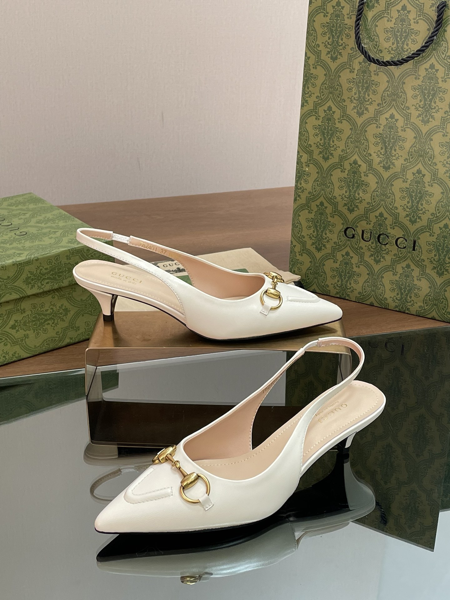 NO:761088,G's new GUcc horsebit slingback shallow sandals, cat-heeled shoes, top version, welcome to compare. Original 1:1 replica, please pay attention to our authenticity guarantee. The upper is imported high-grade and delicate ancient soft sheepskin, the lining/foot pads are full-grained high-grade lambskin, the sole is Italy's top genuine leather, the heel height is 4.5cm, the matching code is 35-42 (41/40/42 custom-made, non-returnable), the original full set of green packaging  The creative director of Gucci launches elegant slingback pumps. They are handcrafted and the recognizable brand element gold horsebit adds a dazzling embellishment to the center of the shoes. The pointed elastic straps and low heels complement each other to create a comfortable and fitting design. Sandals, gucci, gucci, sandals, sheepskin19860909G家新款GUcc马衔扣露跟浅口凉鞋猫跟鞋  顶级版本、欢迎比对. 原版1:1复刻 注意请认准咱家正品保证 鞋面进口高档细腻古软羊皮 内里/垫脚全粒纹高档小羊皮 鞋底意大利顶级真皮底 跟高4.5cm 配码35-42（41/40/42定做不退换） 包装原版全套绿色包装 Gucci创作总监推出优雅露跟浅口鞋,匠心制作,颇具辨识感的品牌元素金色马衔扣为鞋履中央增添亮眼点缀.尖头松紧绑带和低跟相辅相成,造就舒适贴合的版型设计,凉鞋,gucci,gucci,sandals,sheepskin,Women's Shoes