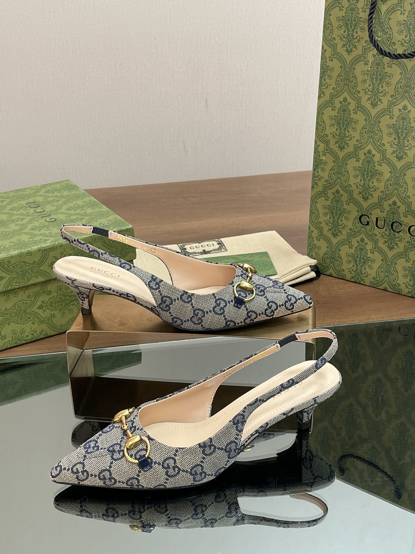 NO:761055,G family's new GUcc horsebit slingback shallow sandals cat heel G G presbyopic sandals. Top version, welcome to compare. Original 1:1 replica. Please look for our authenticity guarantee. The upper is imported high-grade G G embroidered presbyopic fabric. The lining/foot pads are full-grained high-grade lambskin. The sole is Italy's top genuine leather sole. Heel height is 4.5cm. Matching sizes 35-42 (41/40/42 customization is not returnable)  Packaging Original full set of green packaging Gucci creative director launches elegant slingback pumps, crafted with ingenuity, the recognizable brand element gold horsebit adds a dazzling embellishment to the center of the shoe. The pointed elastic strap and low heel complement each other to create a comfortable and fitting design, sandals, gucci, gucci, sandals, sheepskin19860909G家新款GUcc马衔扣露跟浅口凉鞋猫跟G G老花凉鞋  顶级版本、欢迎比对. 原版1:1复刻 注意请认准咱家正品保证 鞋面进口高档G G剌绣老花织布 内里/垫脚全粒纹高档小羊皮 鞋底意大利顶级真皮底 跟高4.5cm 配码35-42（41/40/42定做不退换） 包装原版全套绿色包装 Gucci创作总监推出优雅露跟浅口鞋,匠心制作,颇具辨识感的品牌元素金色马衔扣为鞋履中央增添亮眼点缀.尖头松紧绑带和低跟相辅相成,造就舒适贴合的版型设计,凉鞋,gucci,gucci,sandals,sheepskin,Women's Shoes