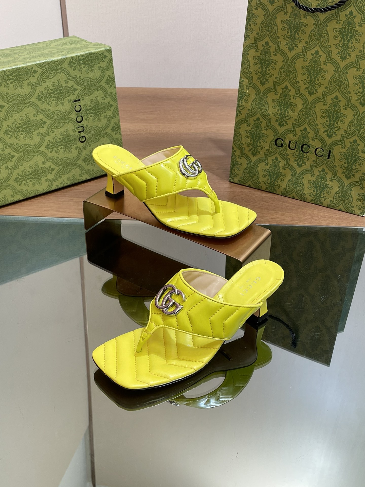 Gucci Scarpe Sandali Pantofole Oro Donne Cuoio genuino Pelle di pecora Collezione estiva