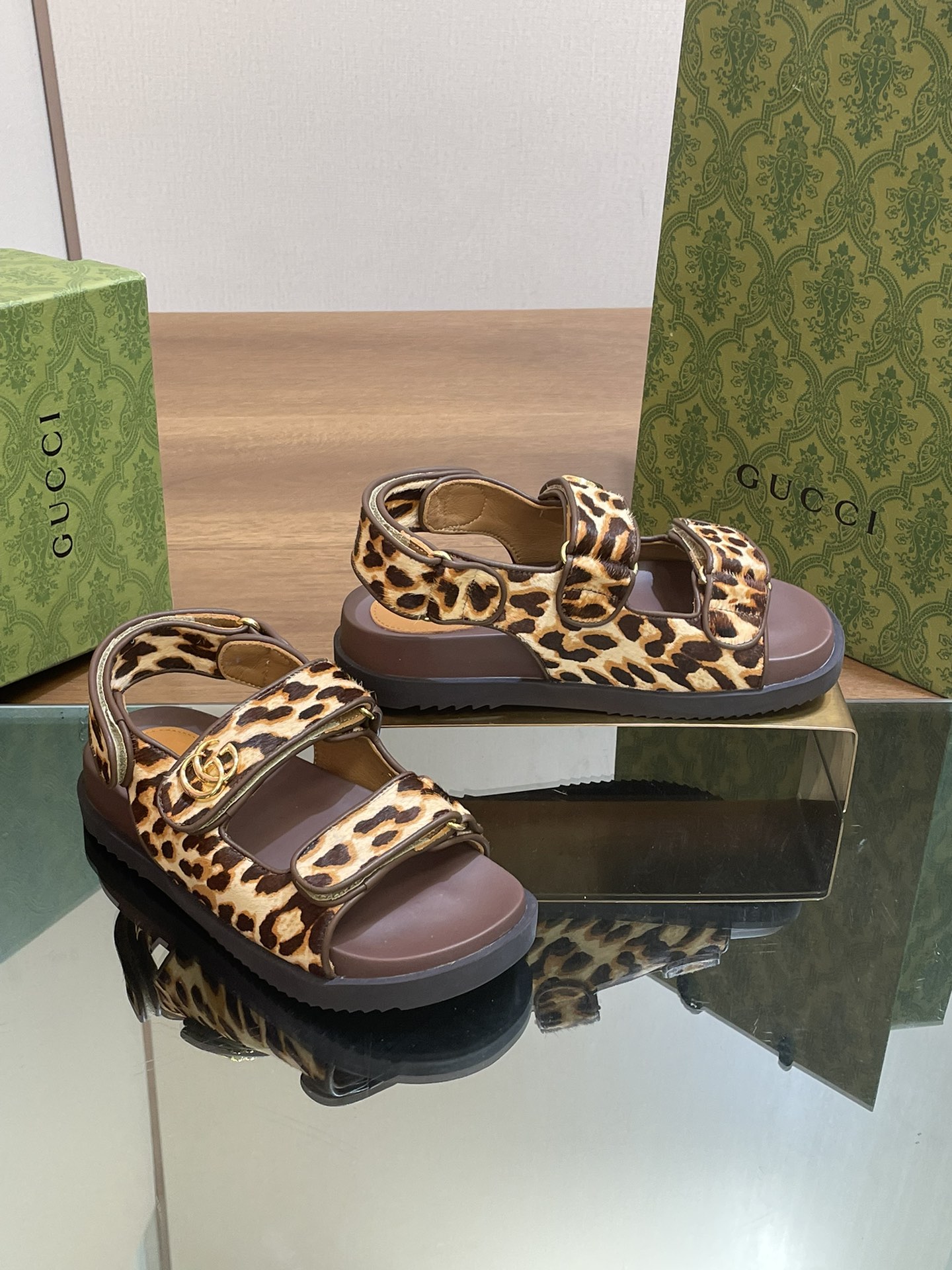 Stile und wo zu kaufen
 Gucci Schuhe Sandalen Grün Gewebe Spitze Kautschuk Schaffell Frühlingskollektion Strand